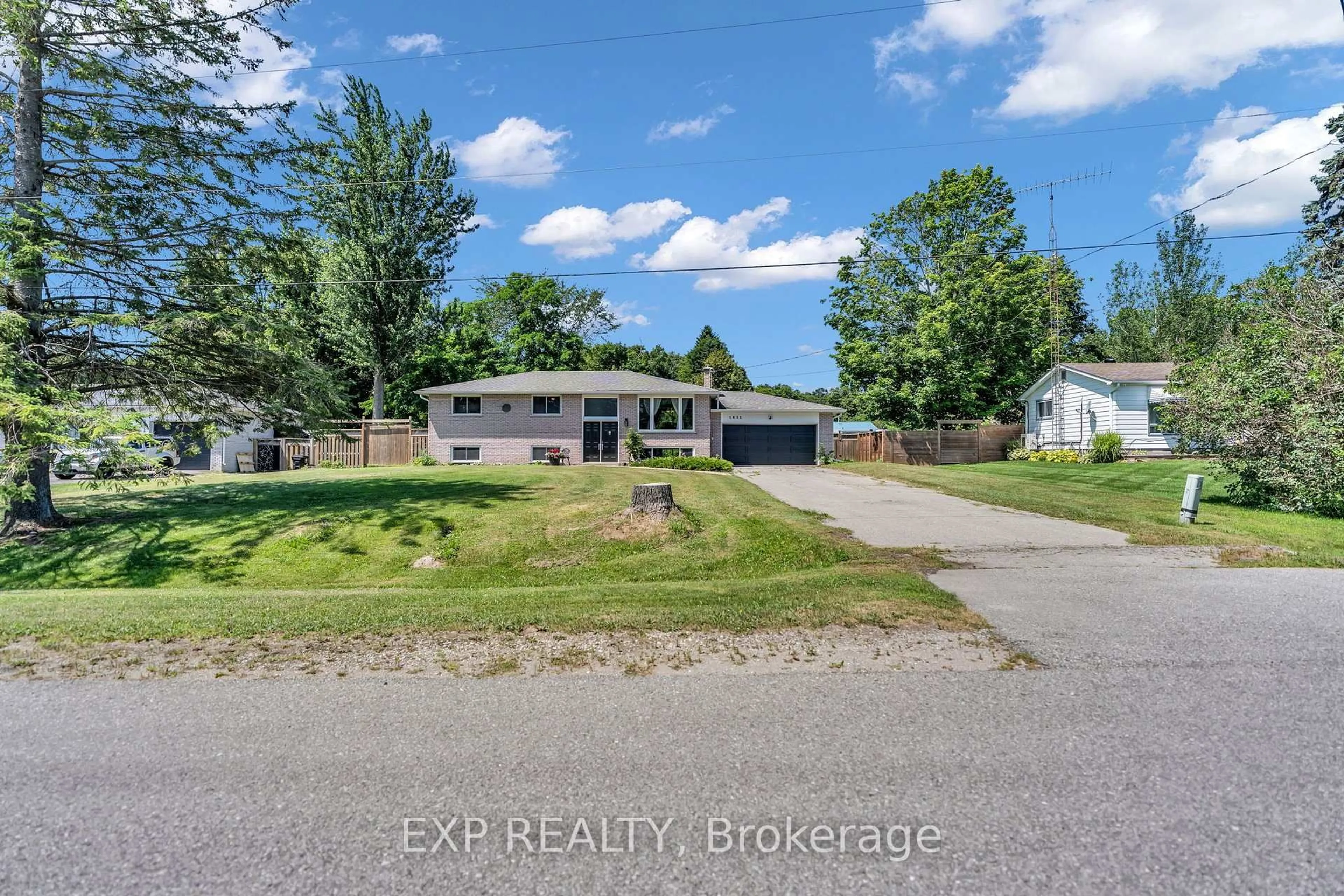 A pic from outside/outdoor area/front of a property/back of a property/a pic from drone, street for 2832 Clarkesville St, Innisfil Ontario L9S 2J1