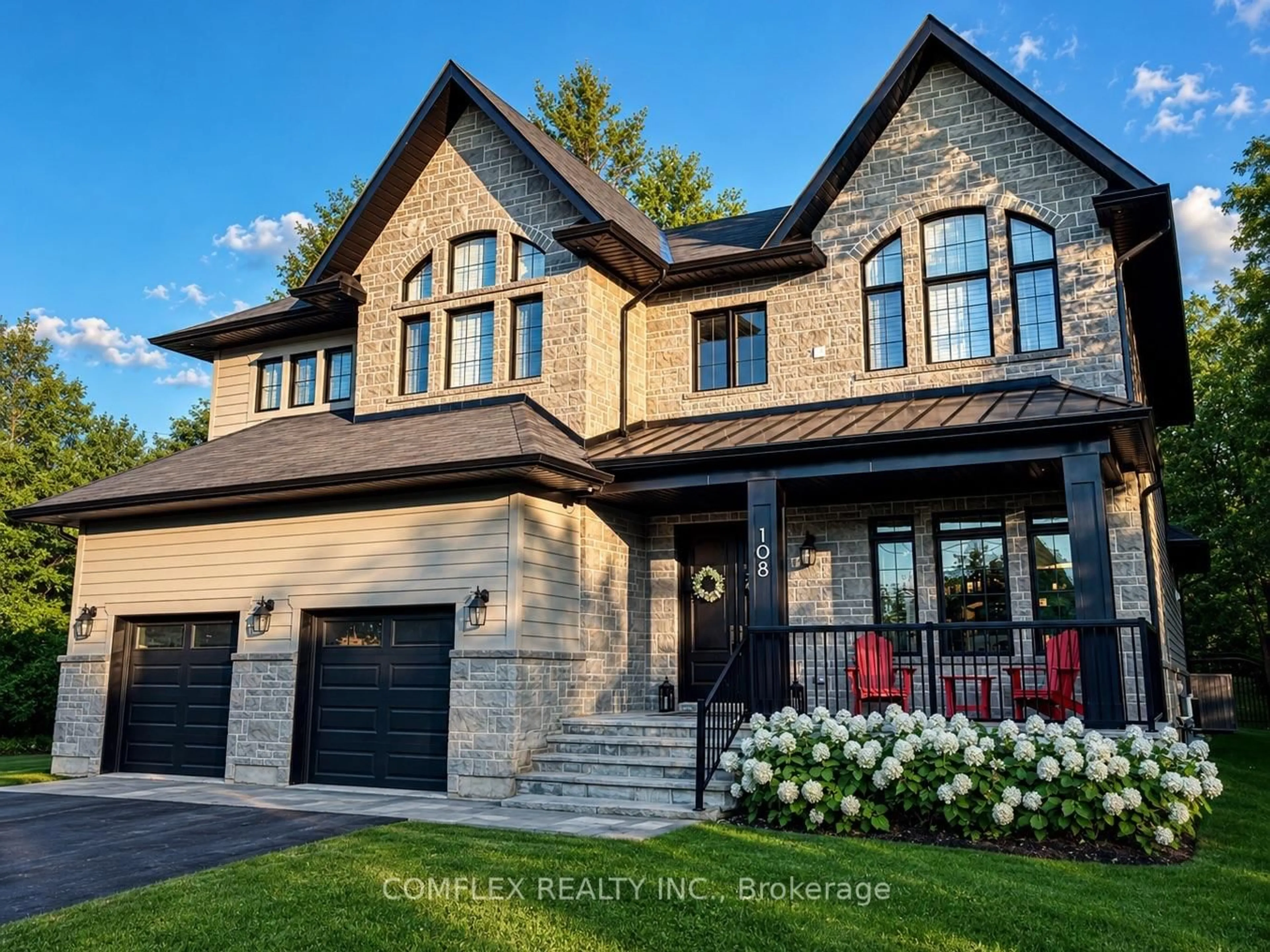 Home with brick exterior material, street for 108 Avenue Rd, Newmarket Ontario L3Y 1N3