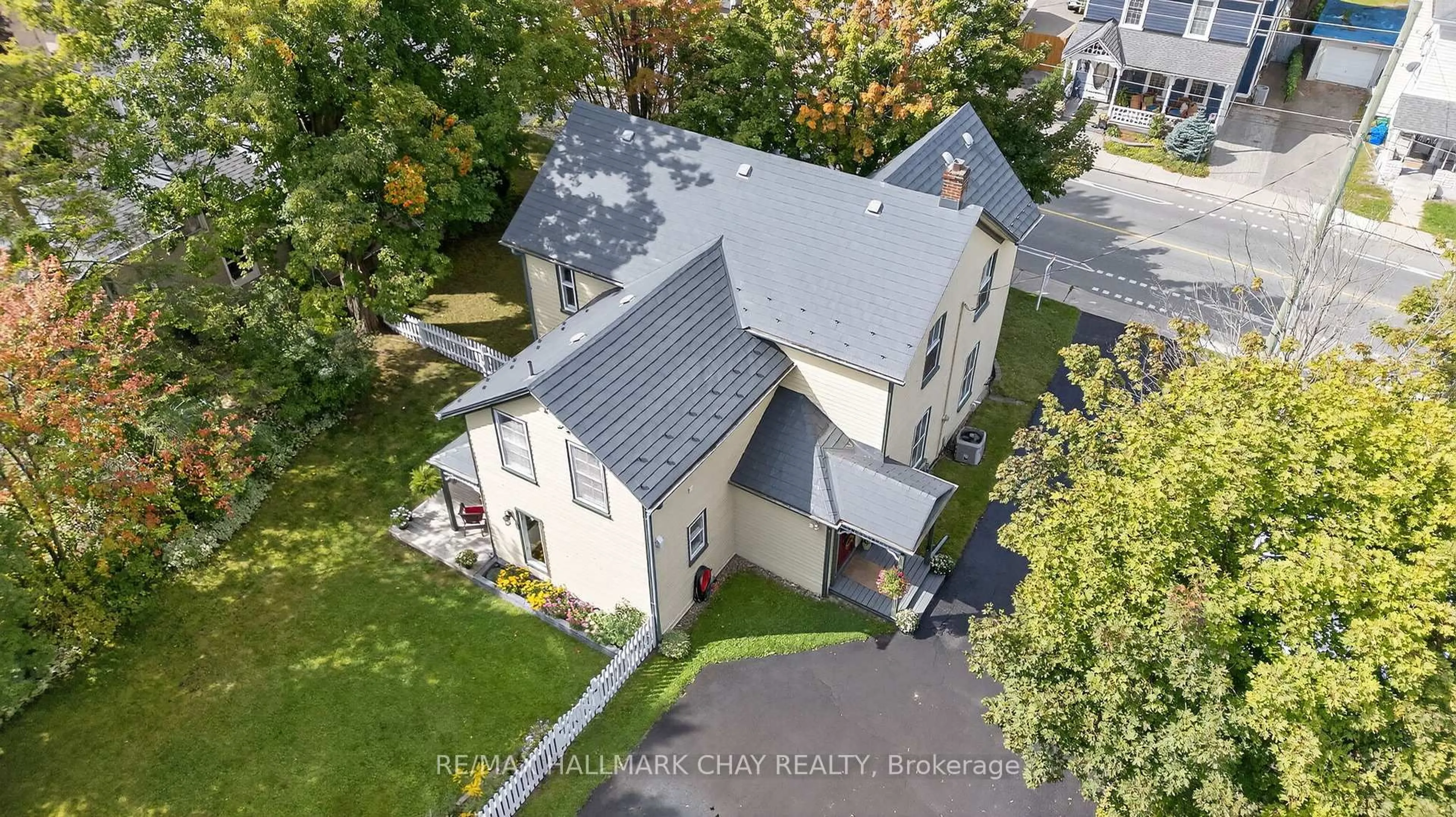 A pic from outside/outdoor area/front of a property/back of a property/a pic from drone, street for 221 Prospect St, Newmarket Ontario L3Y 3T8