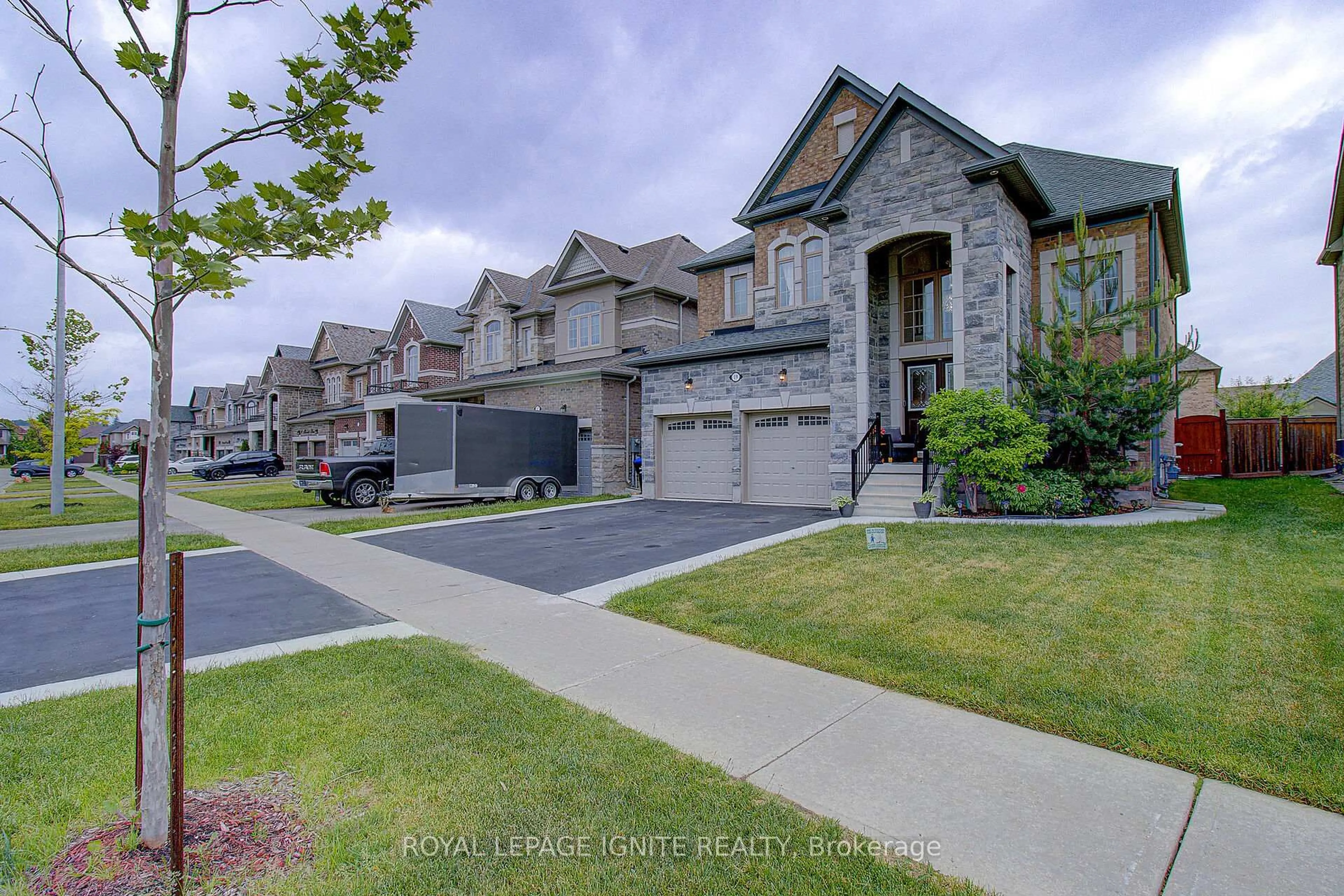 A pic from outside/outdoor area/front of a property/back of a property/a pic from drone, street for 19 Hackett St, New Tecumseth Ontario L9R 0G9