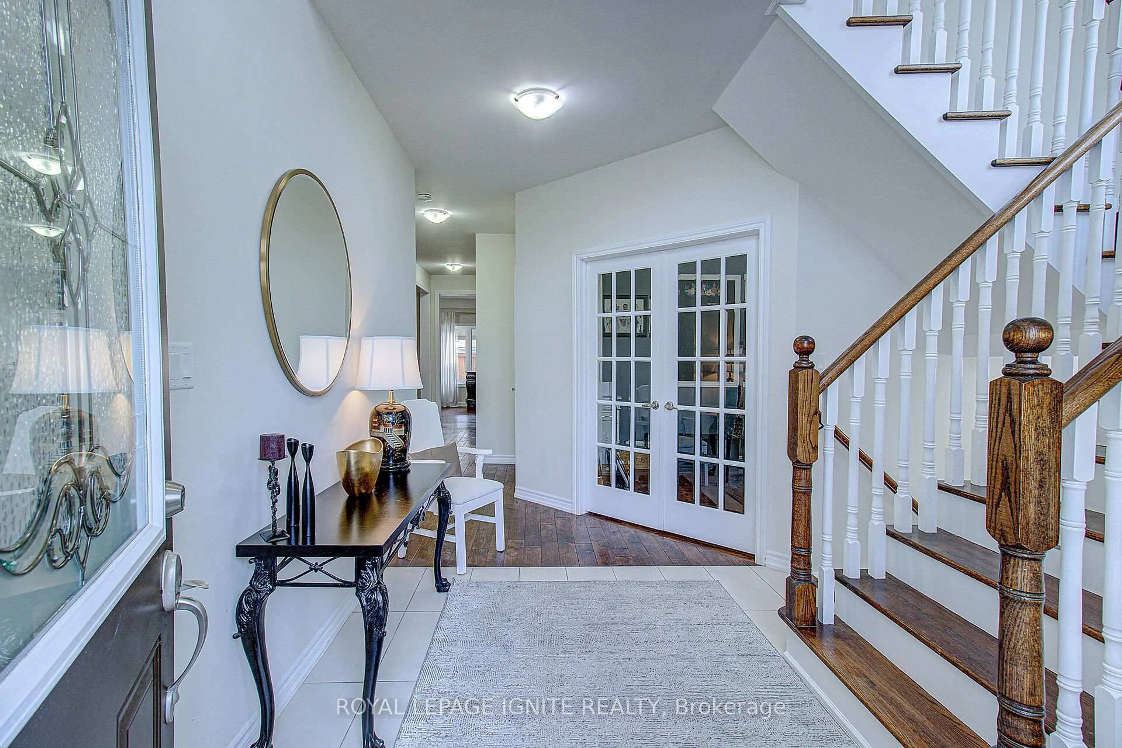 Indoor entryway for 19 Hackett St, New Tecumseth Ontario L9R 0G9