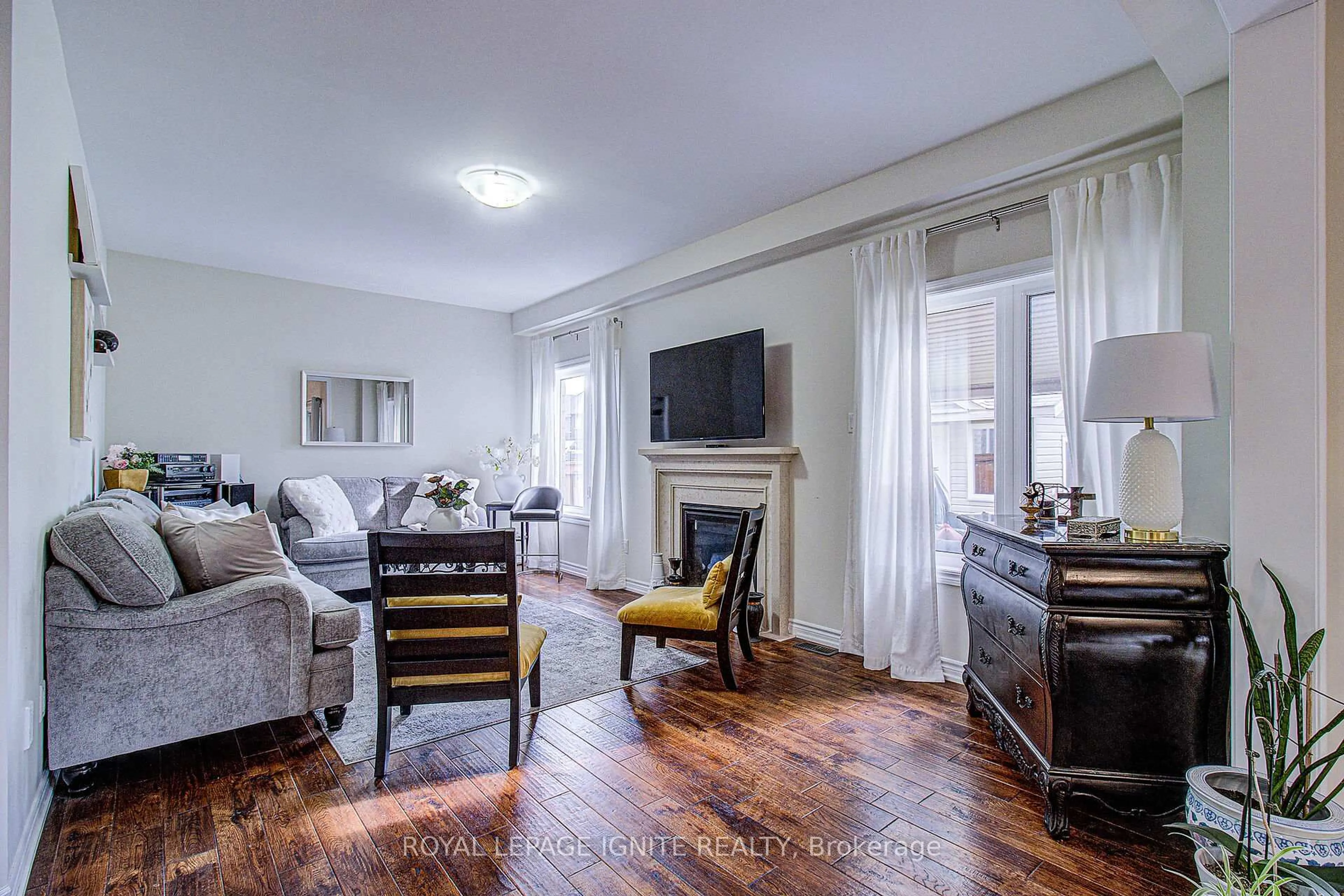 Living room with furniture, unknown for 19 Hackett St, New Tecumseth Ontario L9R 0G9