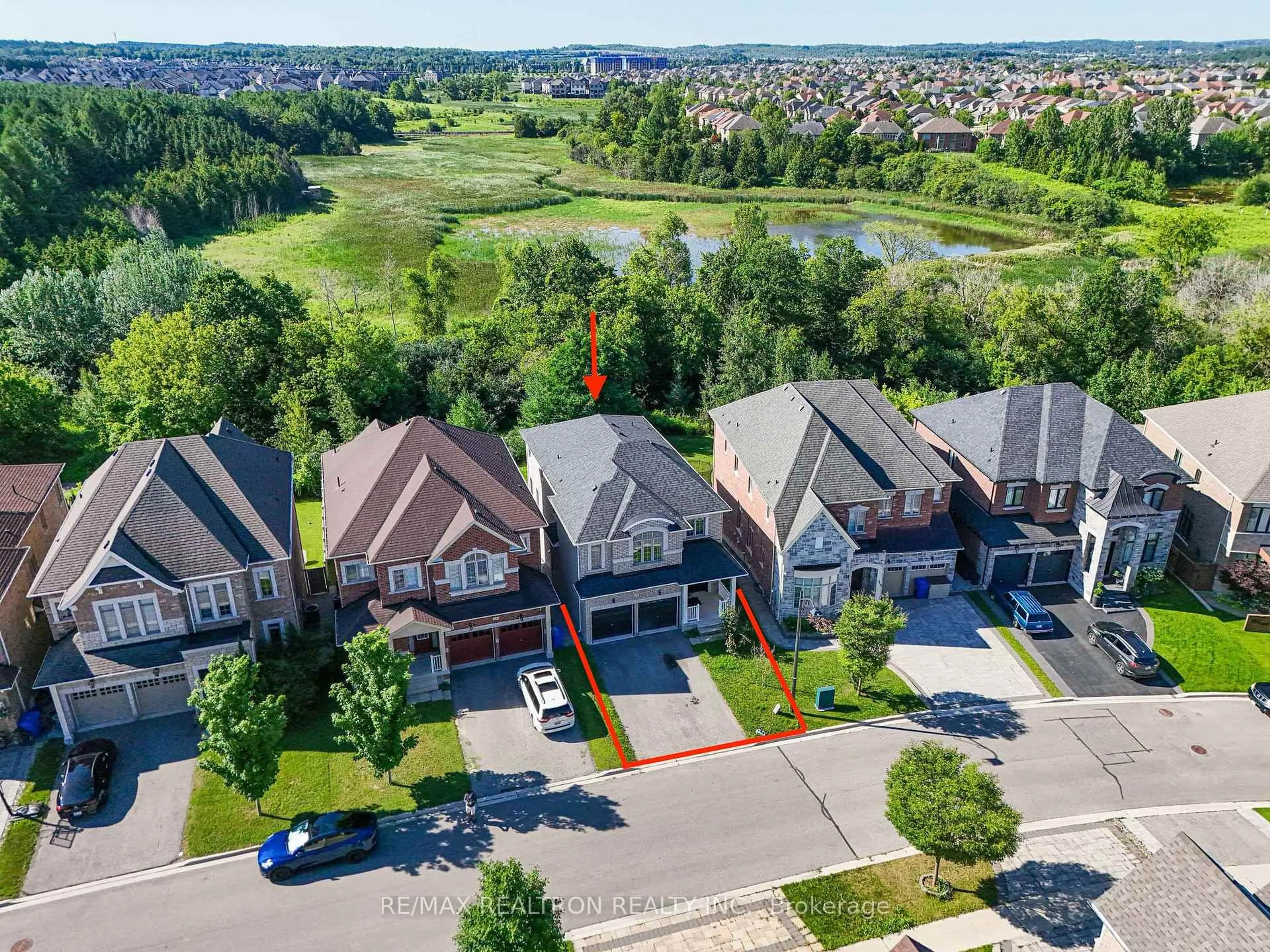 A pic from outside/outdoor area/front of a property/back of a property/a pic from drone, unknown for 126 Crane St, Aurora Ontario L4G 0W2