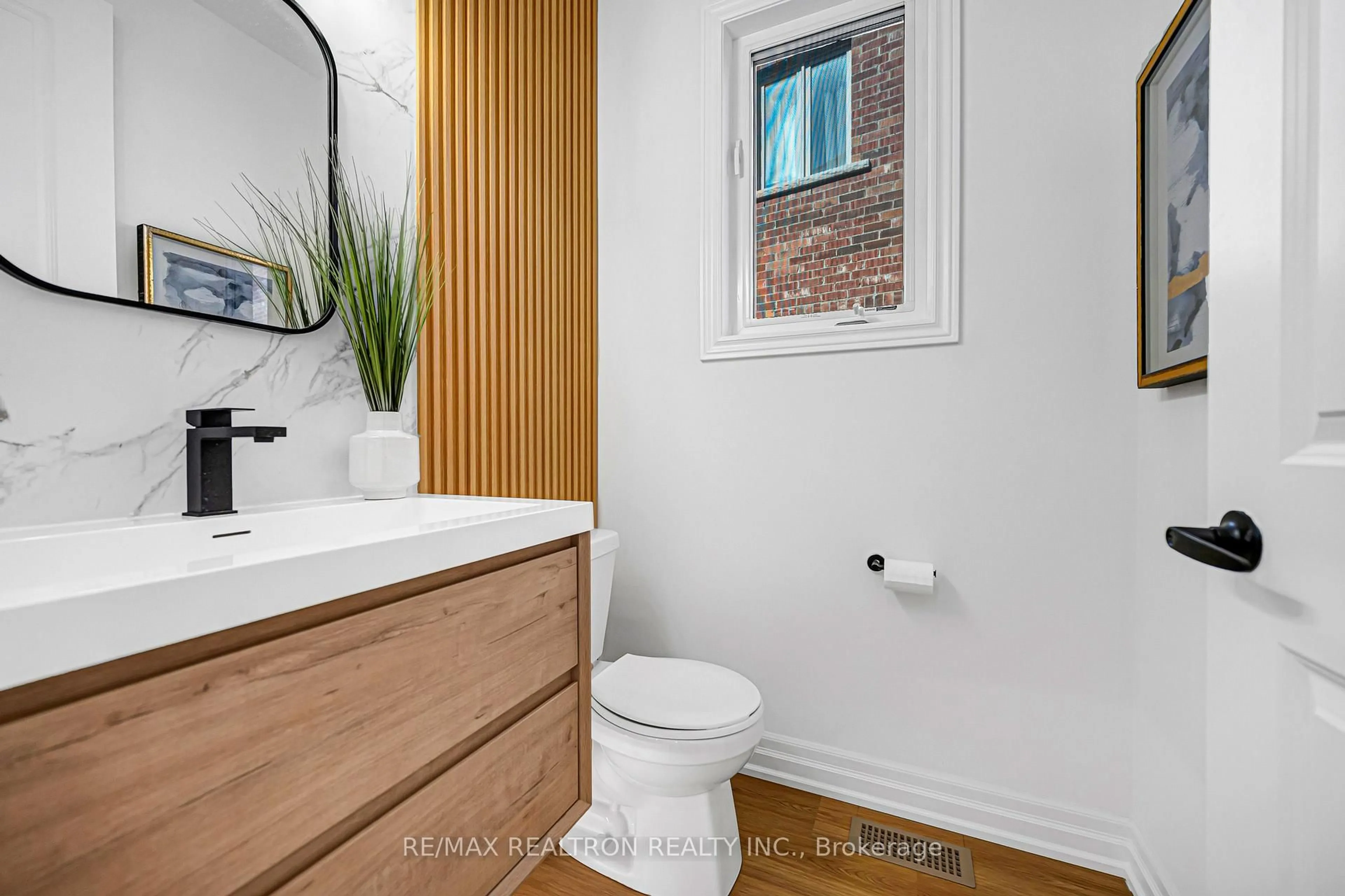 Contemporary bathroom, ceramic/tile floor for 126 Crane St, Aurora Ontario L4G 0W2