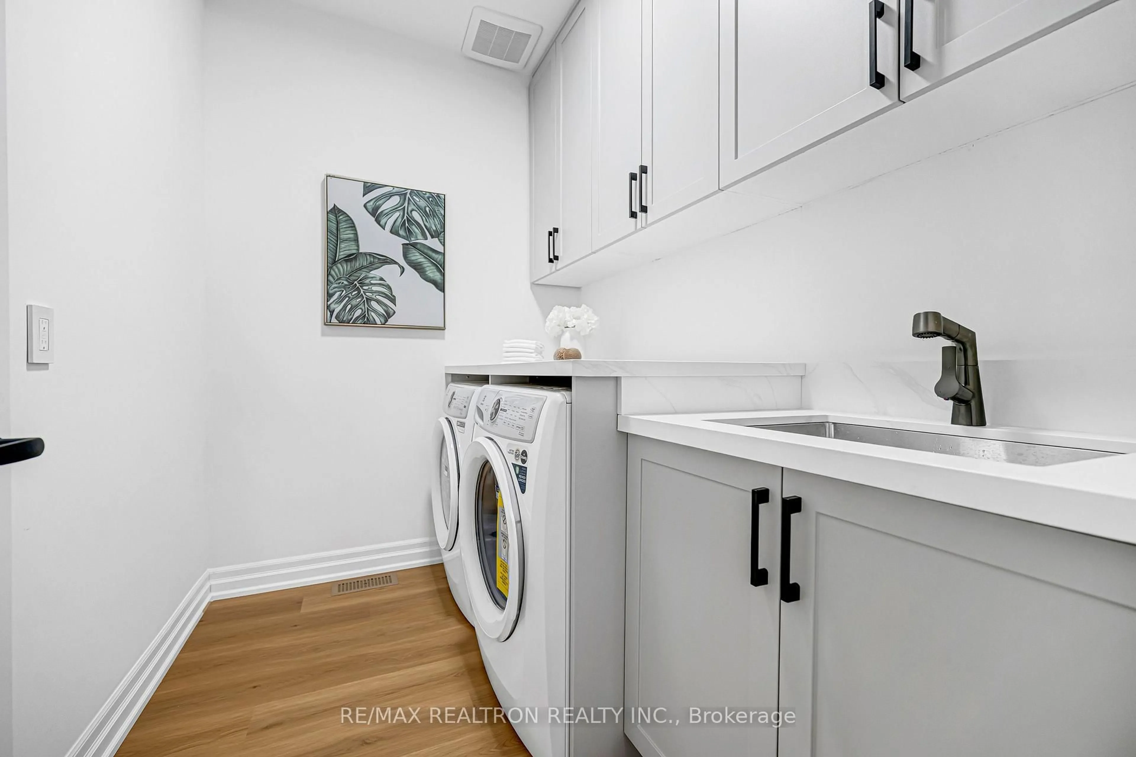 Laundry room for 126 Crane St, Aurora Ontario L4G 0W2