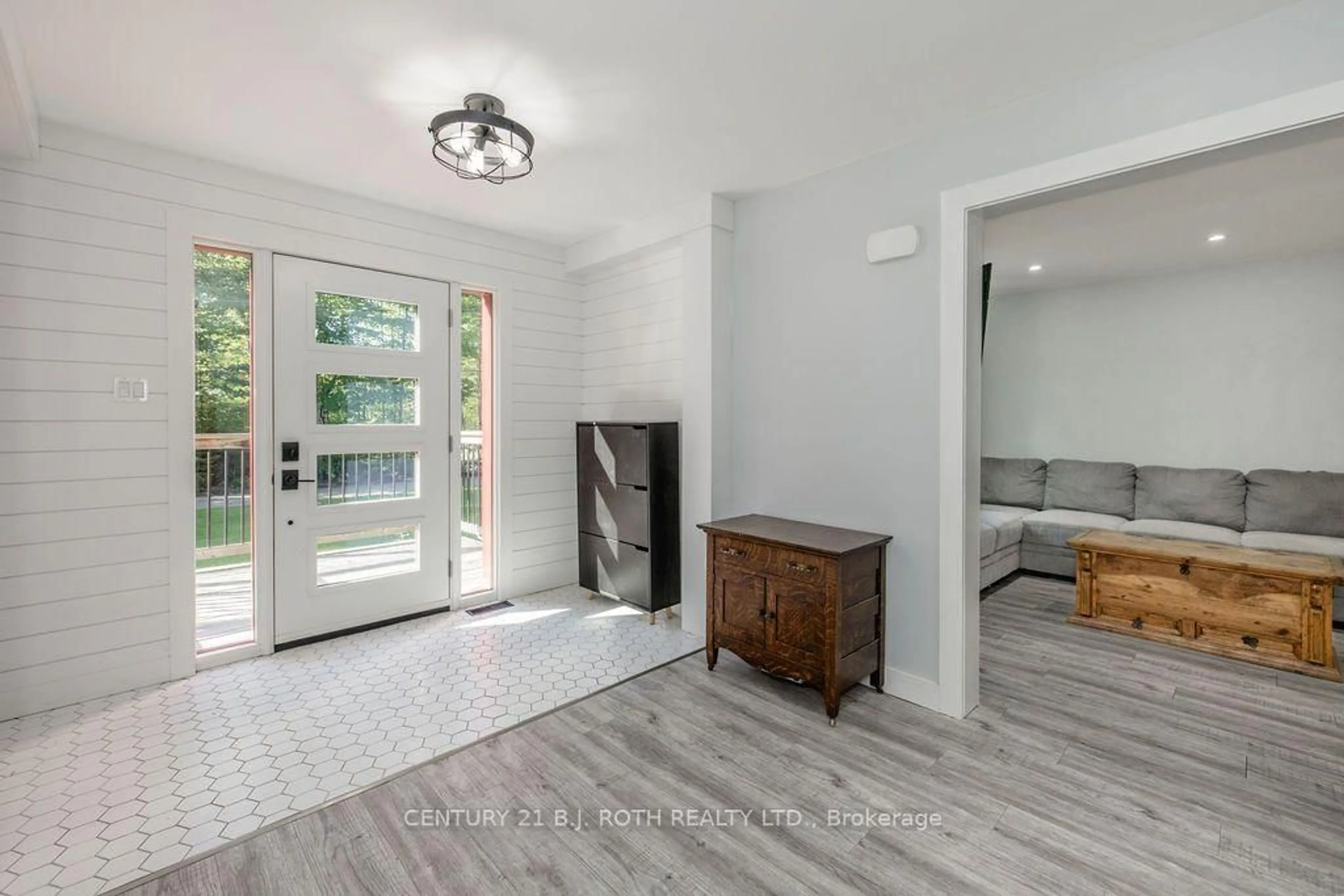 Indoor entryway for 1844 Oakwood Rd, Innisfil Ontario L9S 2W1