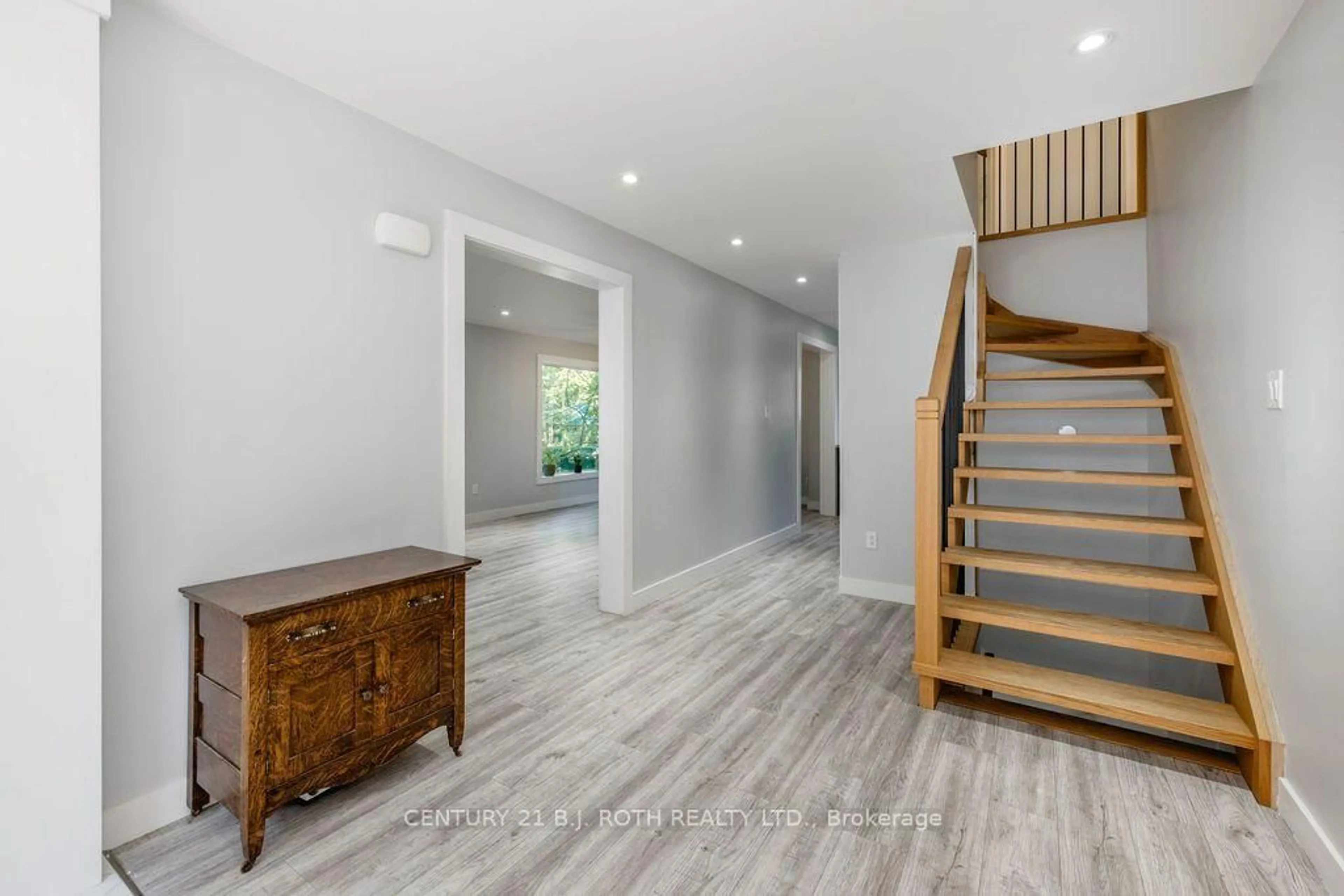 Indoor entryway for 1844 Oakwood Rd, Innisfil Ontario L9S 2W1