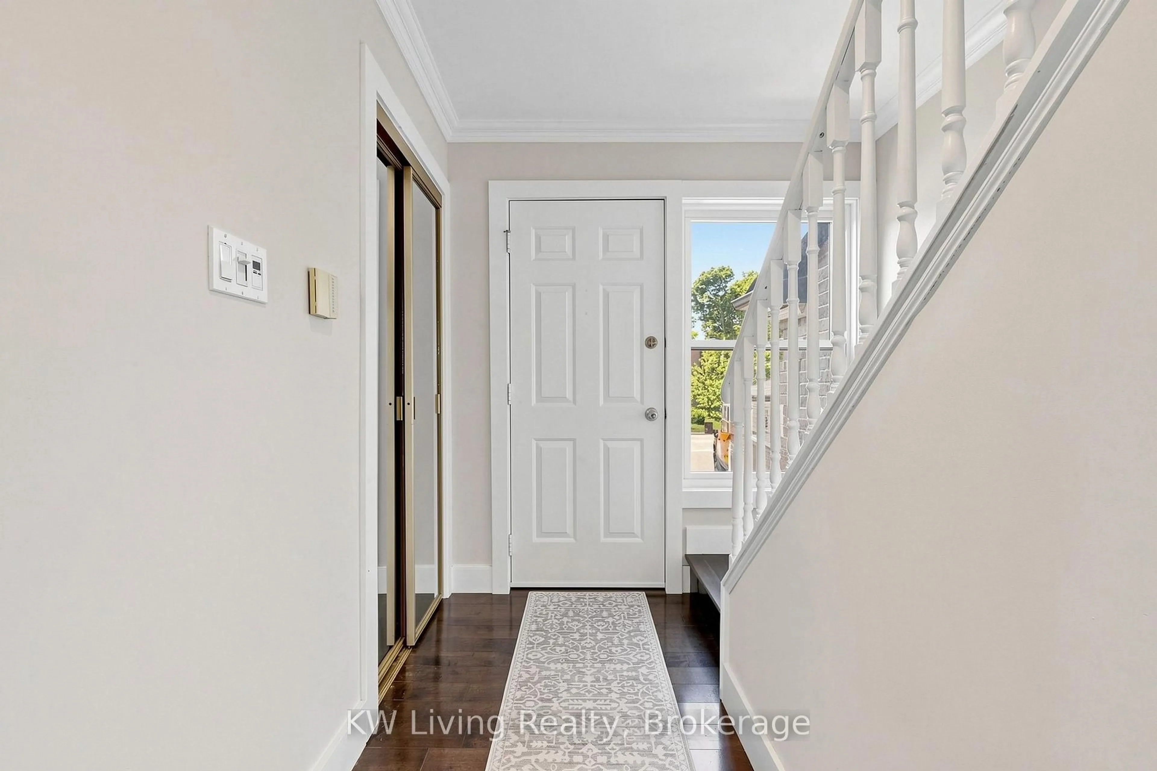 Indoor entryway for 19 Sarah Jane Crt, Markham Ontario L3P 4A6