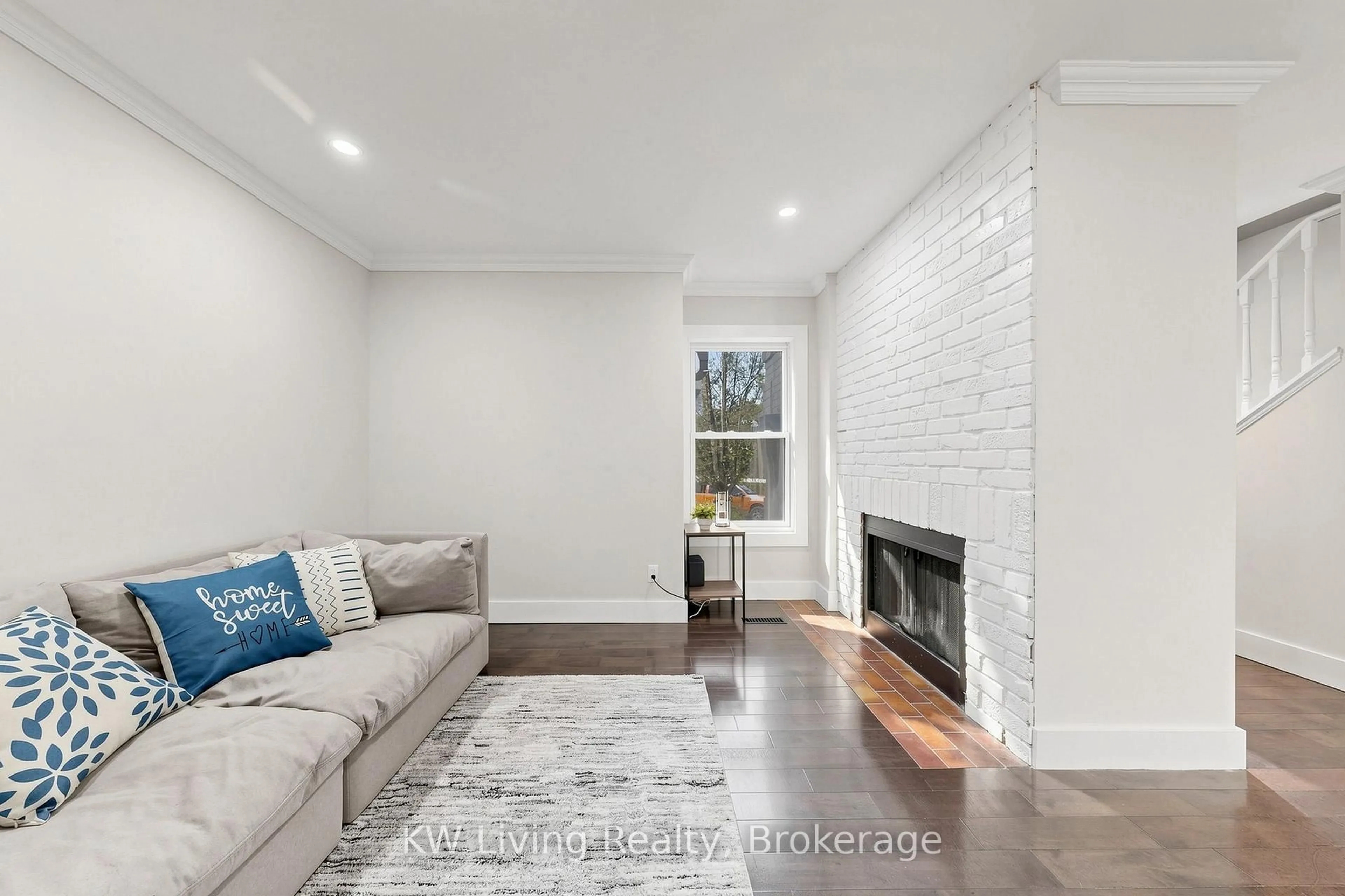 Living room with furniture, unknown for 19 Sarah Jane Crt, Markham Ontario L3P 4A6