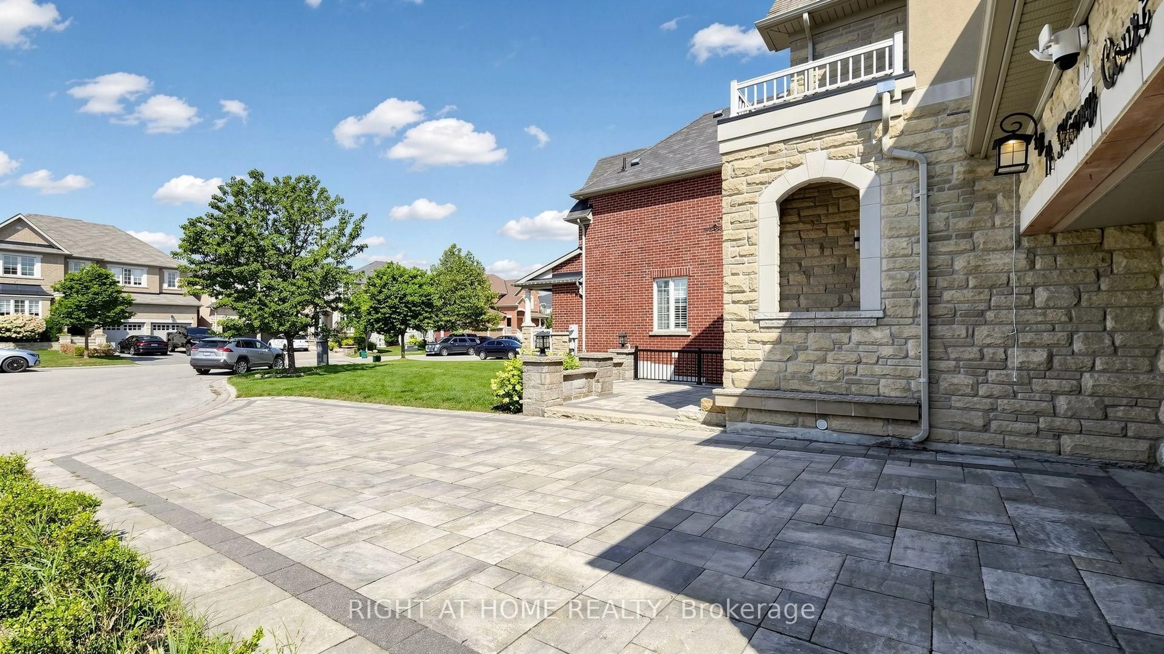Patio, street for 19 Heaney Crt, Aurora Ontario L4G 0J7
