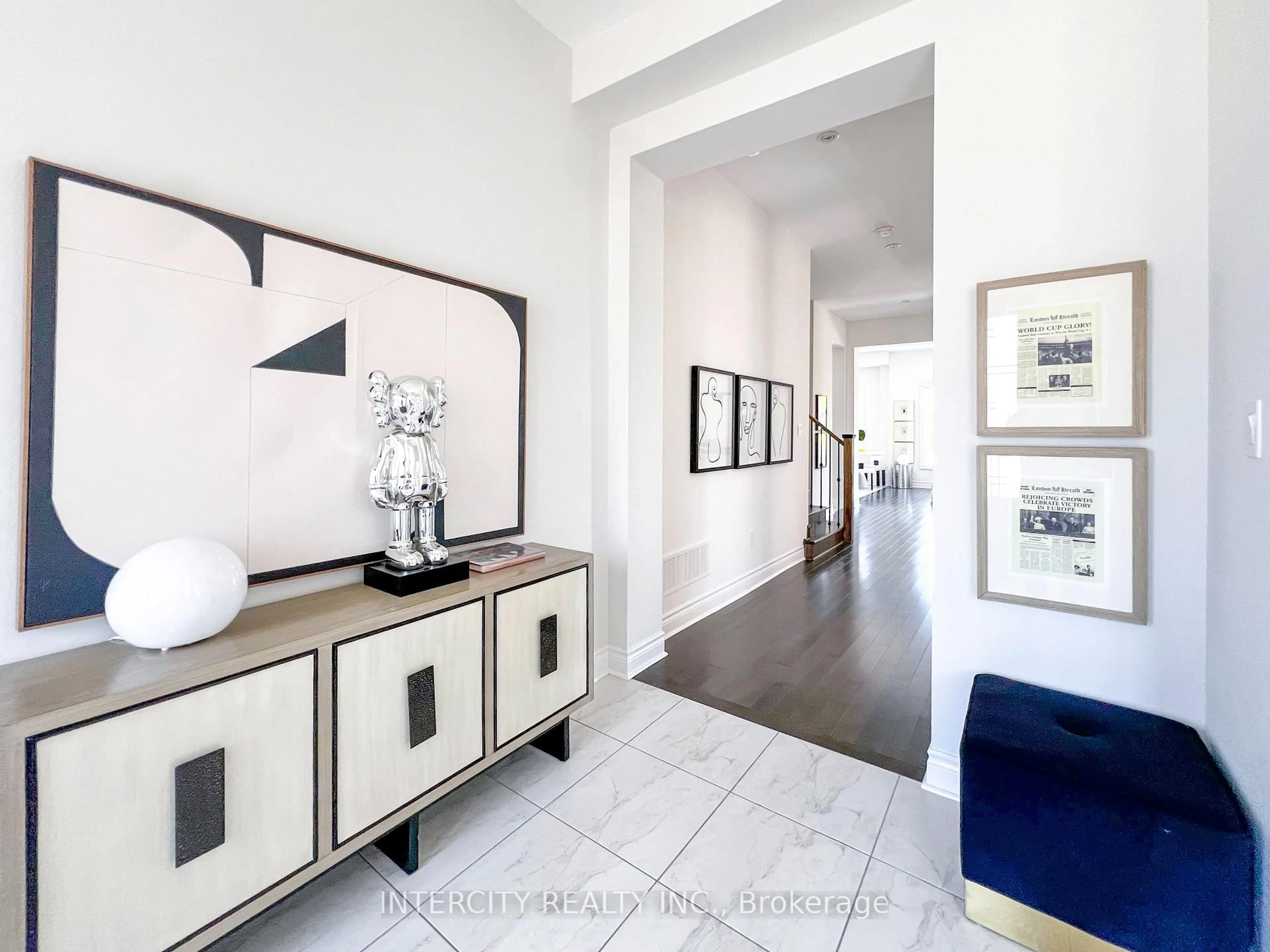 Indoor entryway for 35 Cedarpoint Crt, Vaughan Ontario L6A 4P7