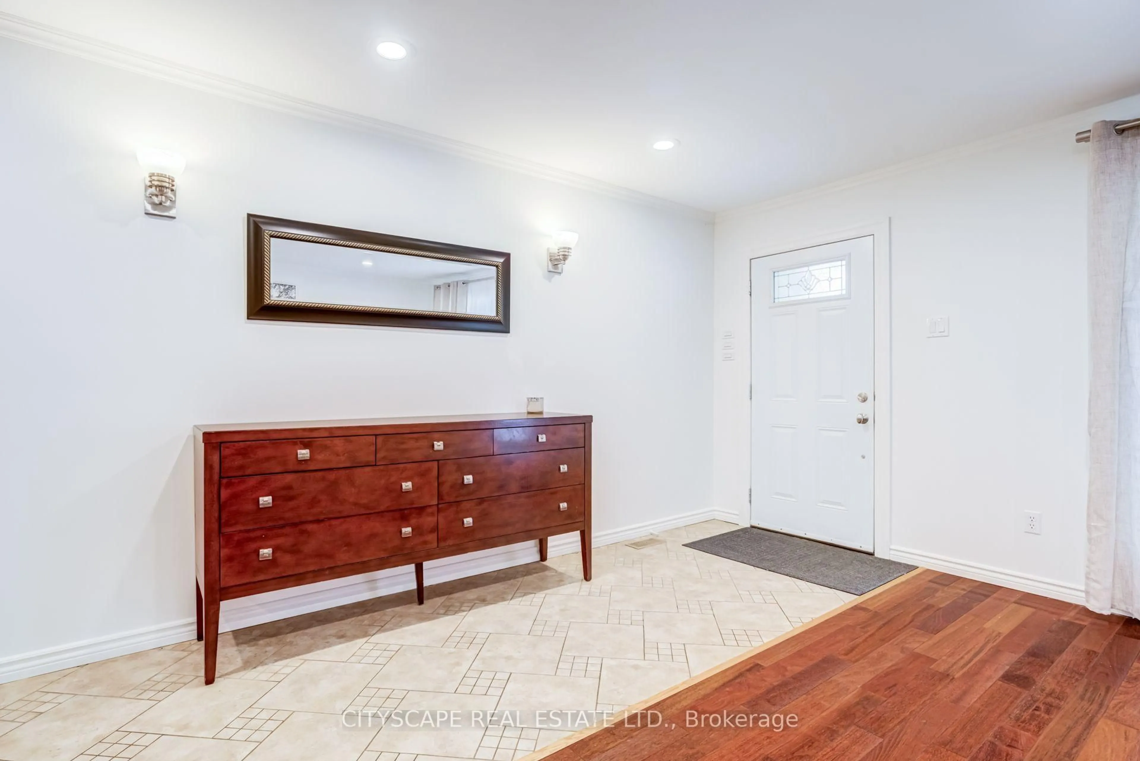 Indoor entryway for 34 Highgate Dr, Markham Ontario L3R 3R6