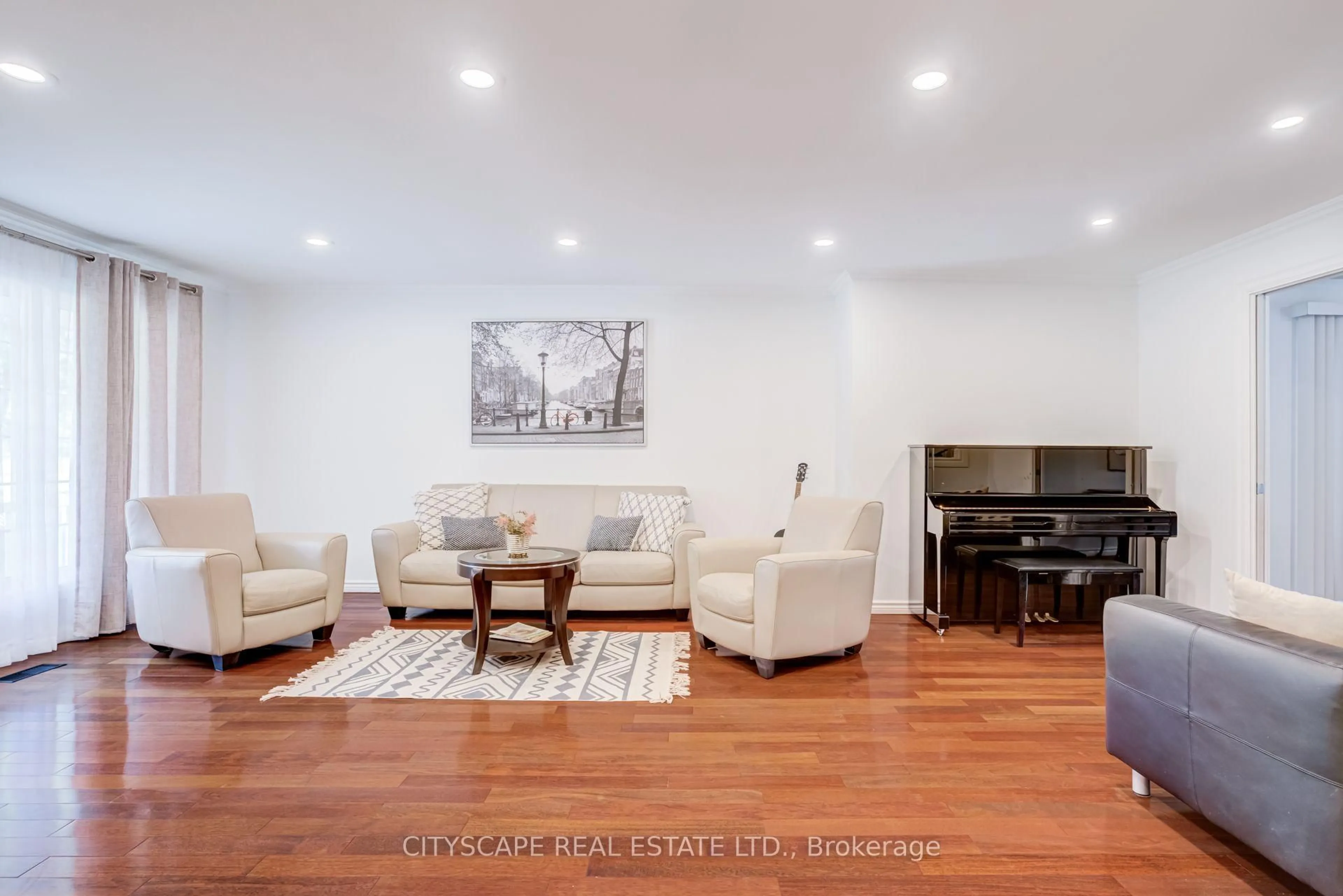 Living room with furniture, unknown for 34 Highgate Dr, Markham Ontario L3R 3R6