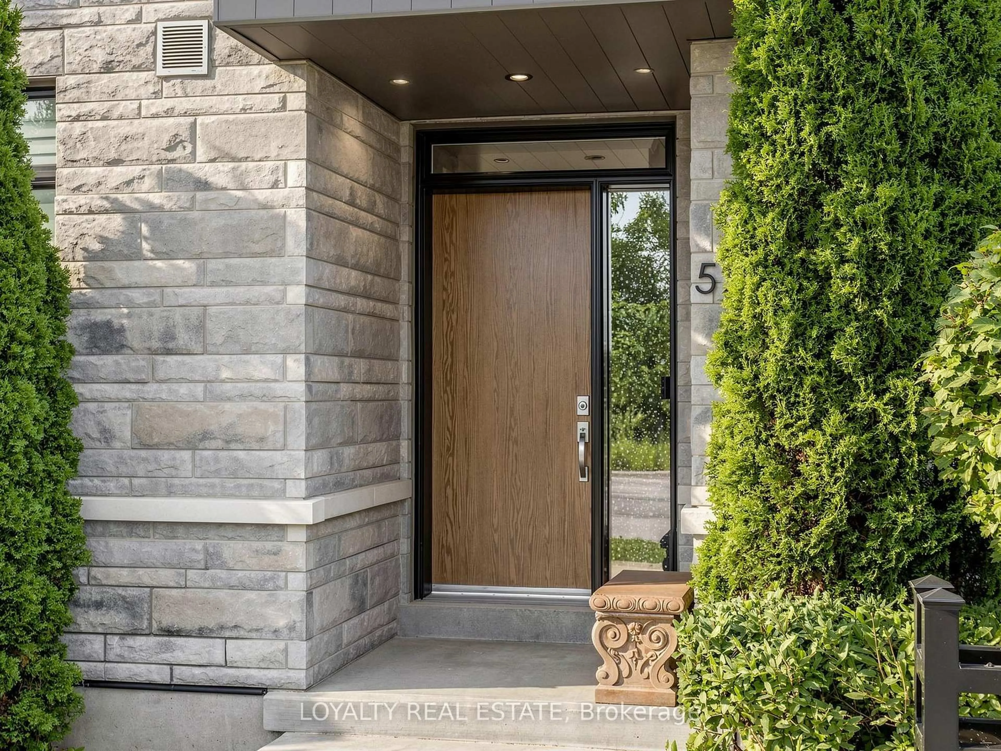 Indoor entryway for 52 South Park Rd, Markham Ontario L3T 0G6