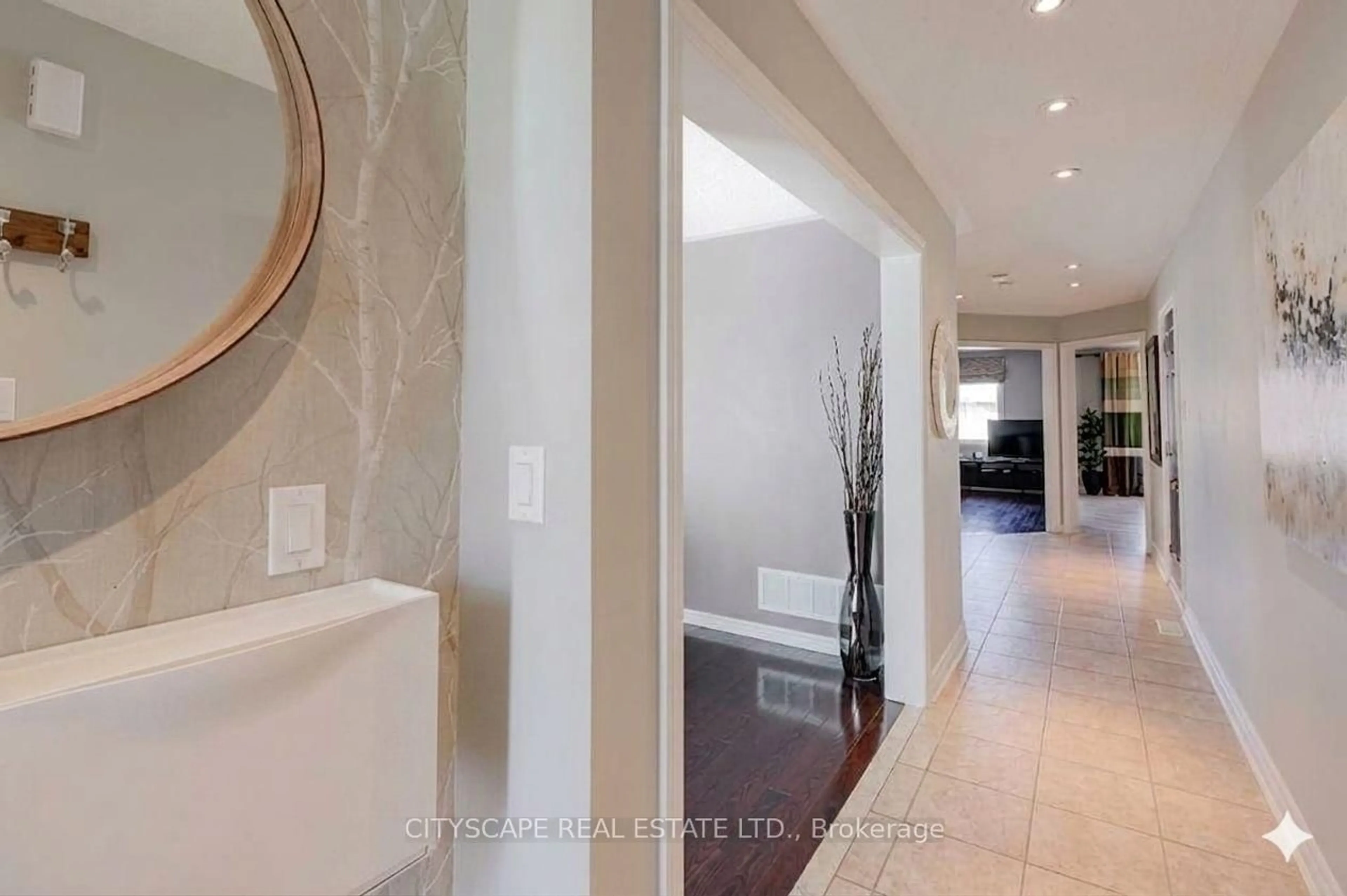 Indoor entryway for 369 Kwapis Blvd, Newmarket Ontario L3X 3H1