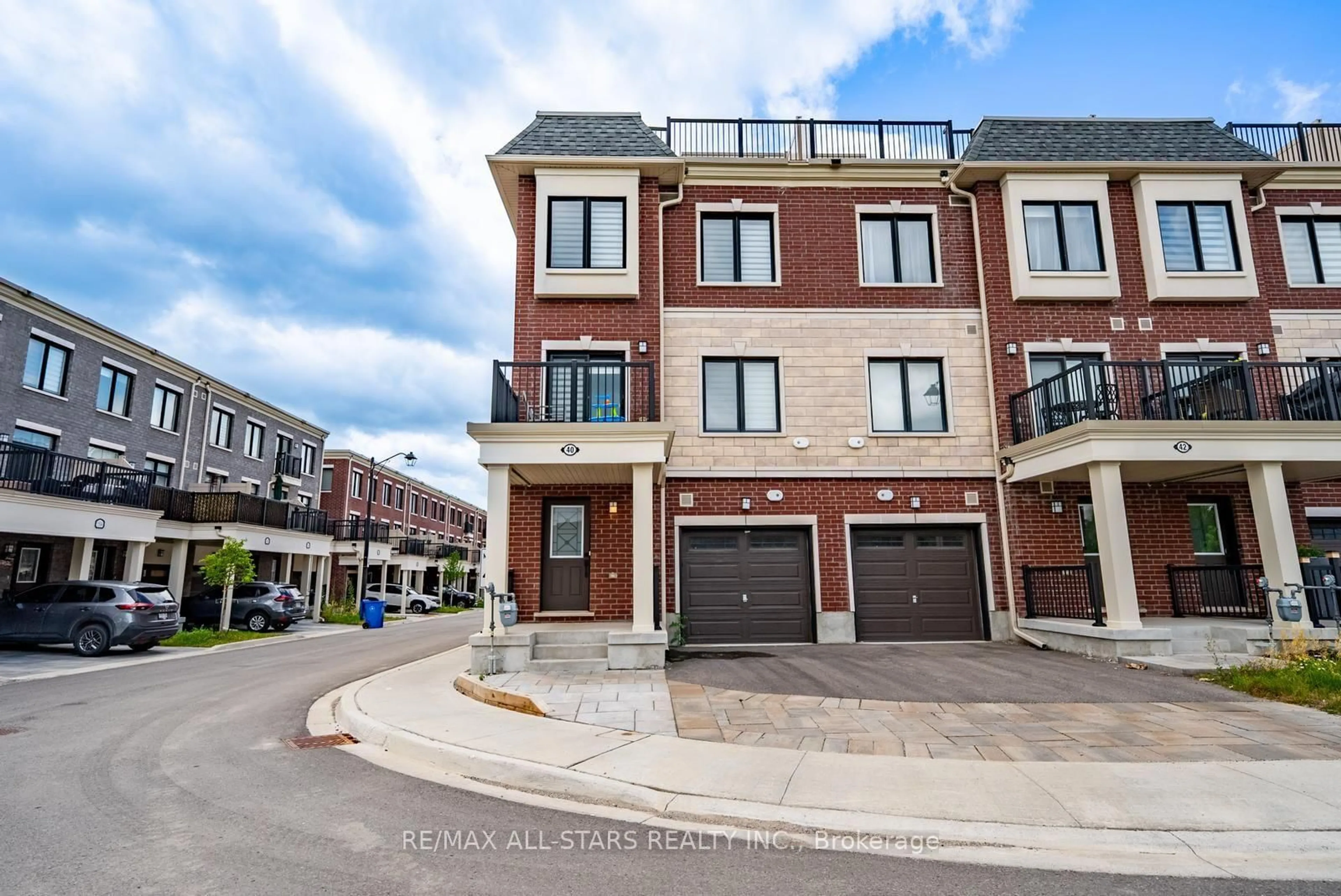 A pic from outside/outdoor area/front of a property/back of a property/a pic from drone, street for 40 Covington Cres, Whitchurch-Stouffville Ontario L4A 4W8