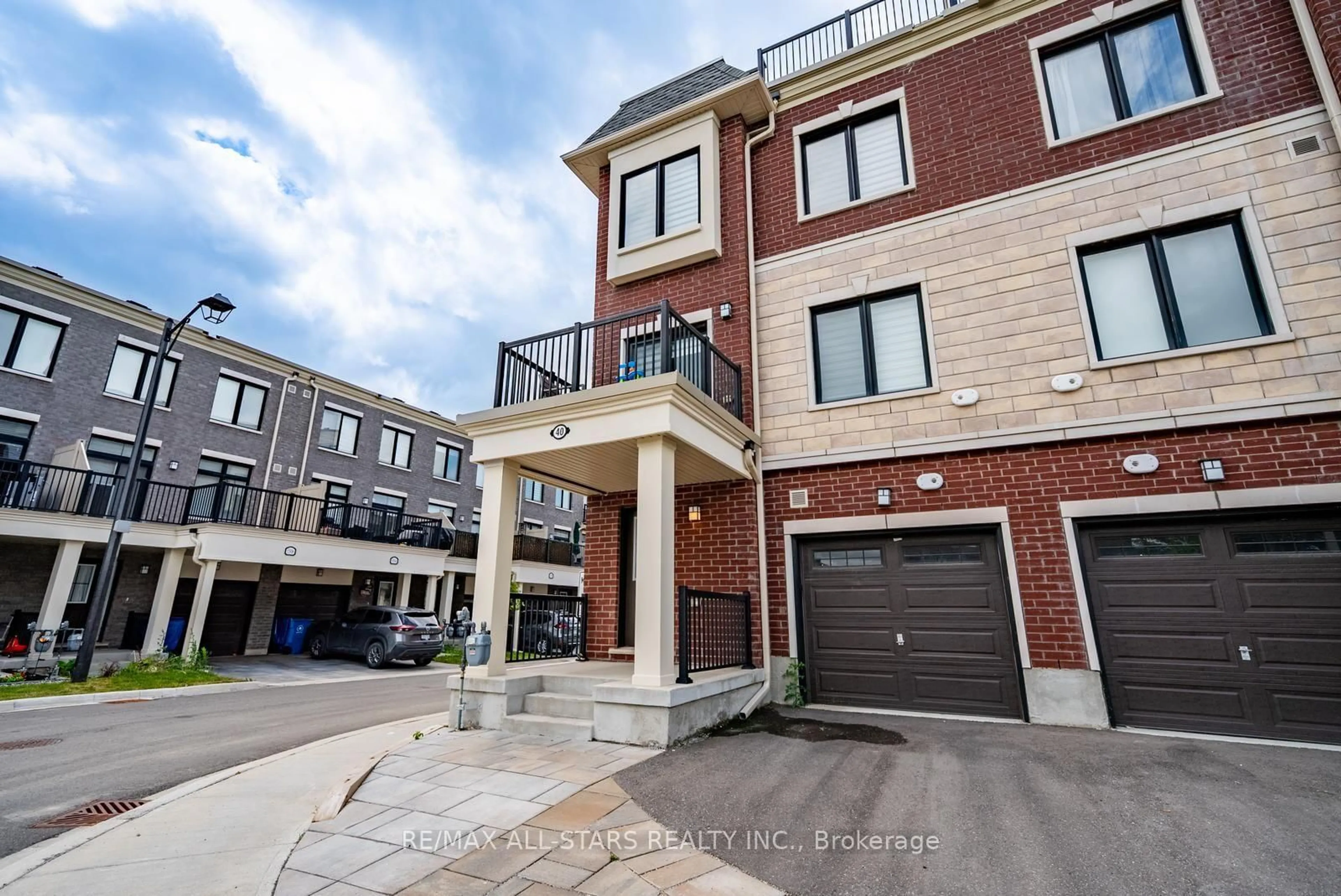 Home with brick exterior material, street for 40 Covington Cres, Whitchurch-Stouffville Ontario L4A 4W8