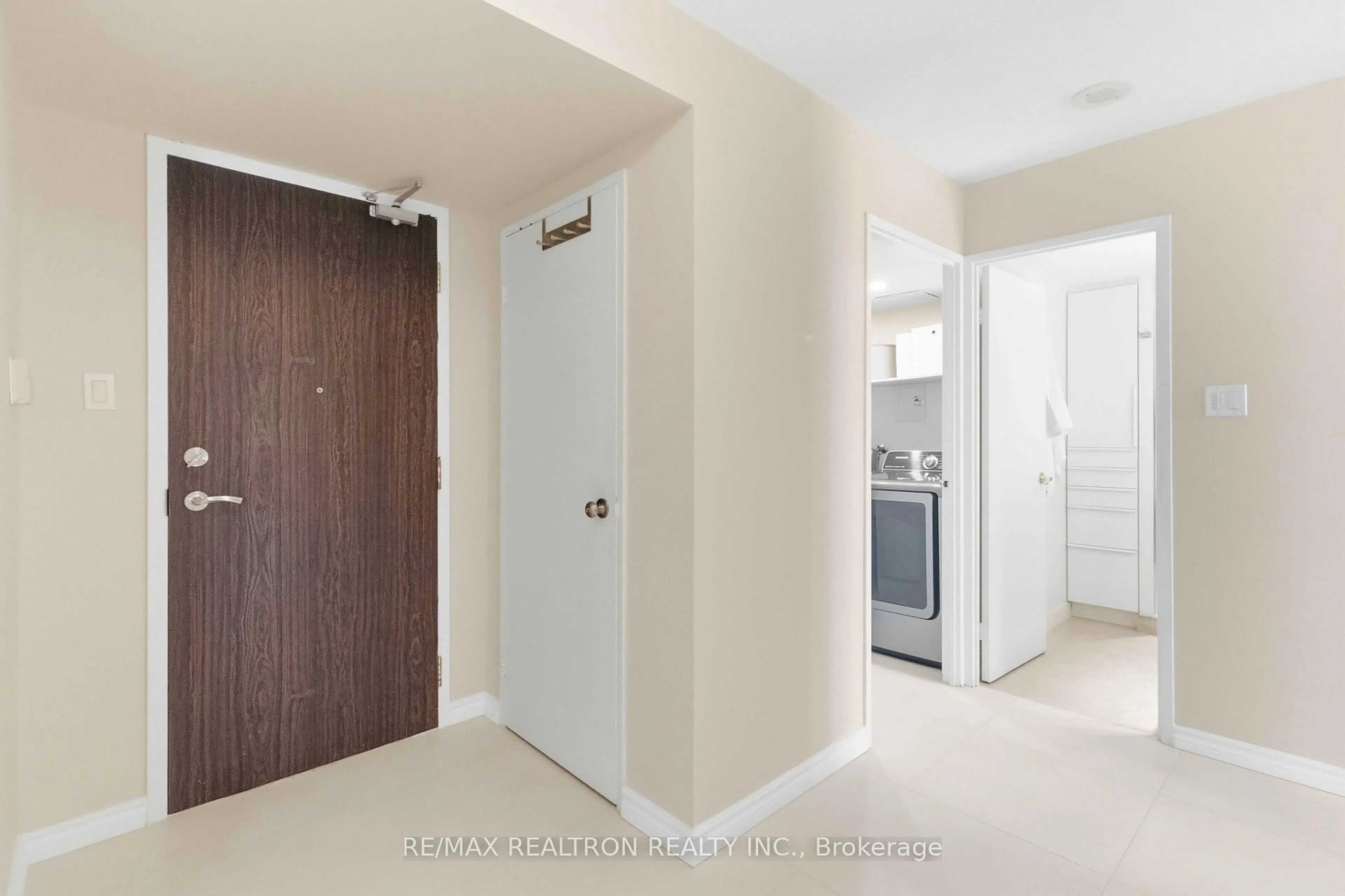 Indoor entryway for 7420 Bathurst St #812, Vaughan Ontario L4J 6X4