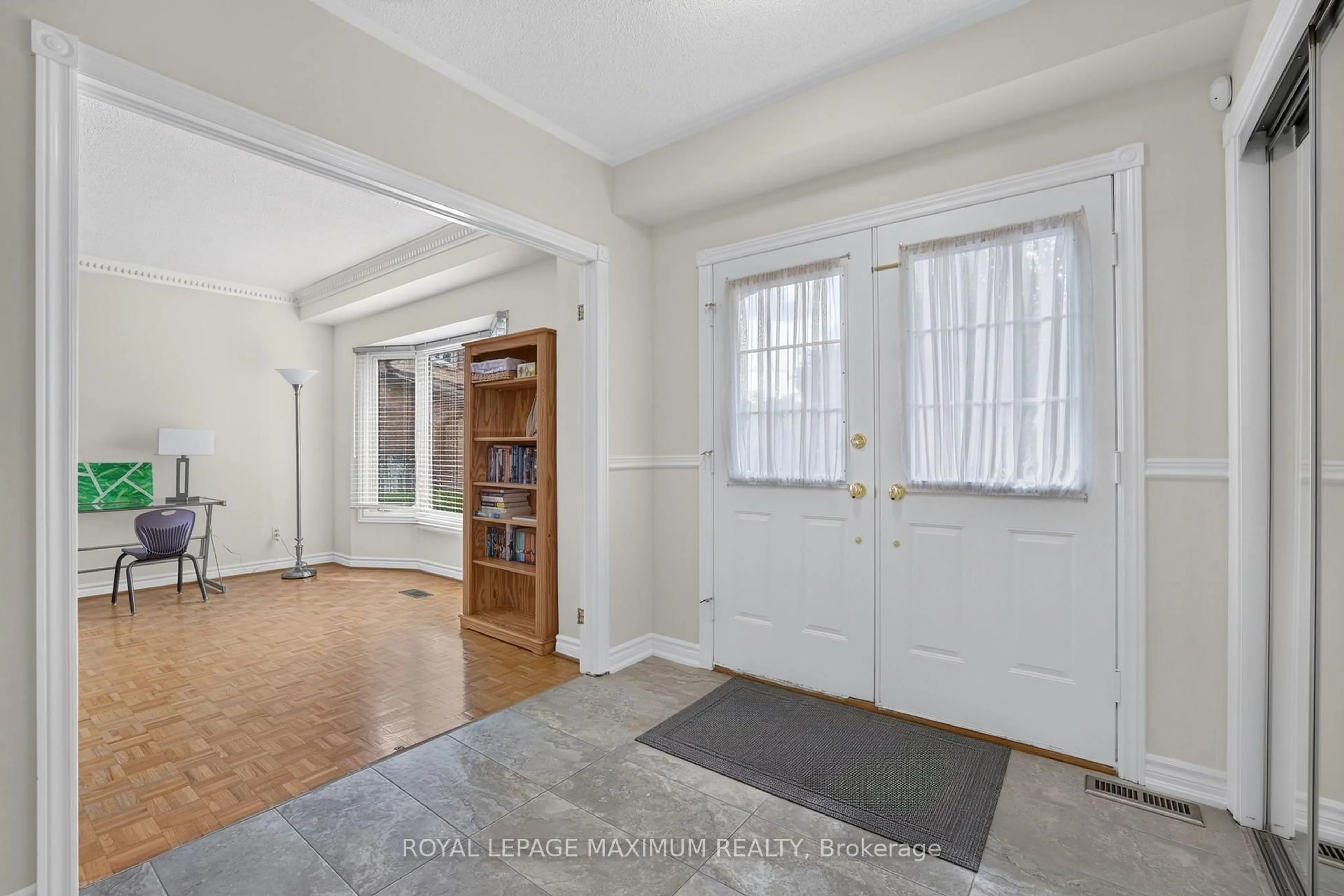 Indoor entryway for 33 Whitburn Cres, Vaughan Ontario L6A 1M7