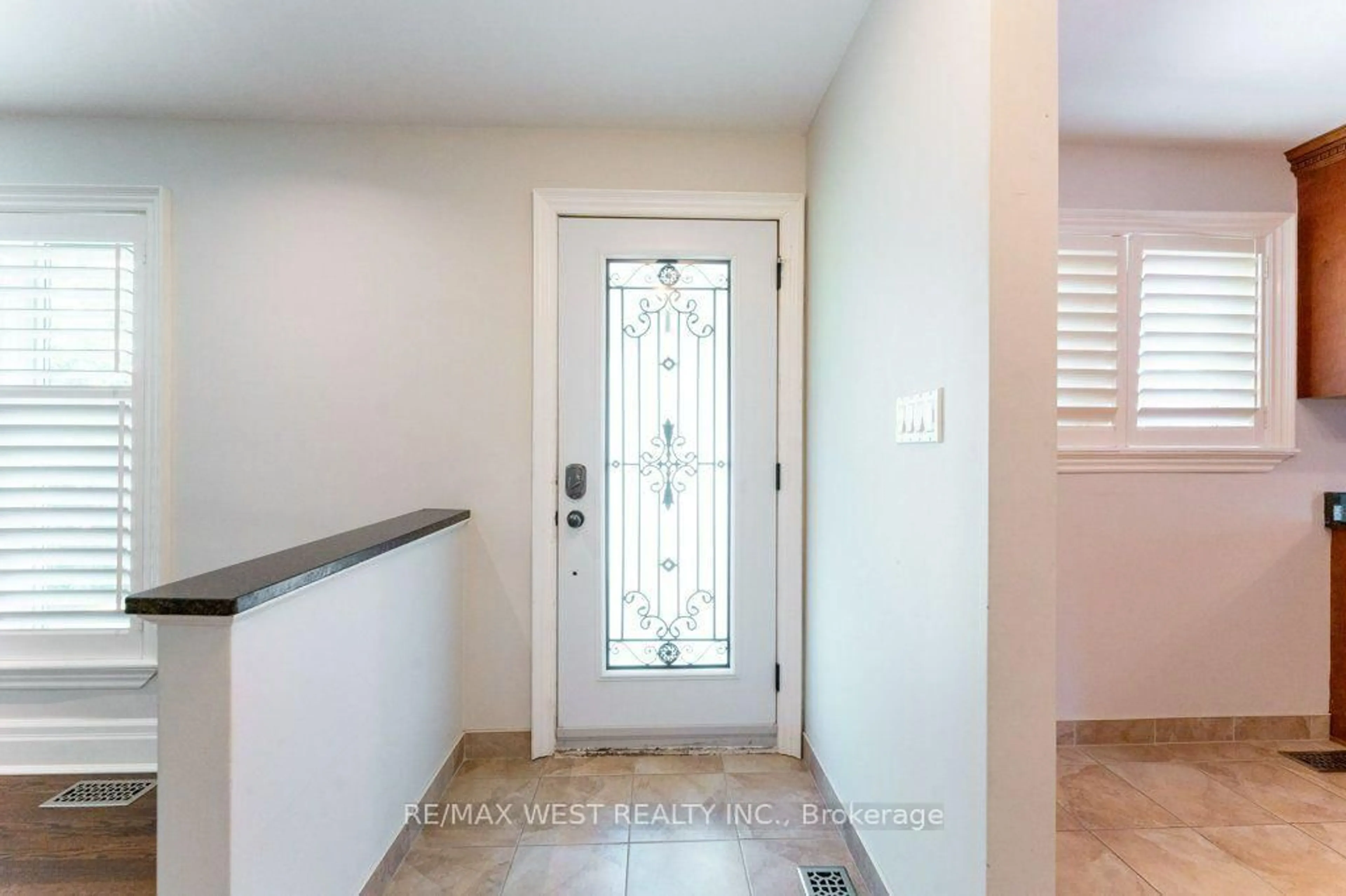 Indoor entryway for 67 May Ave, East Gwillimbury Ontario L0G 1V0