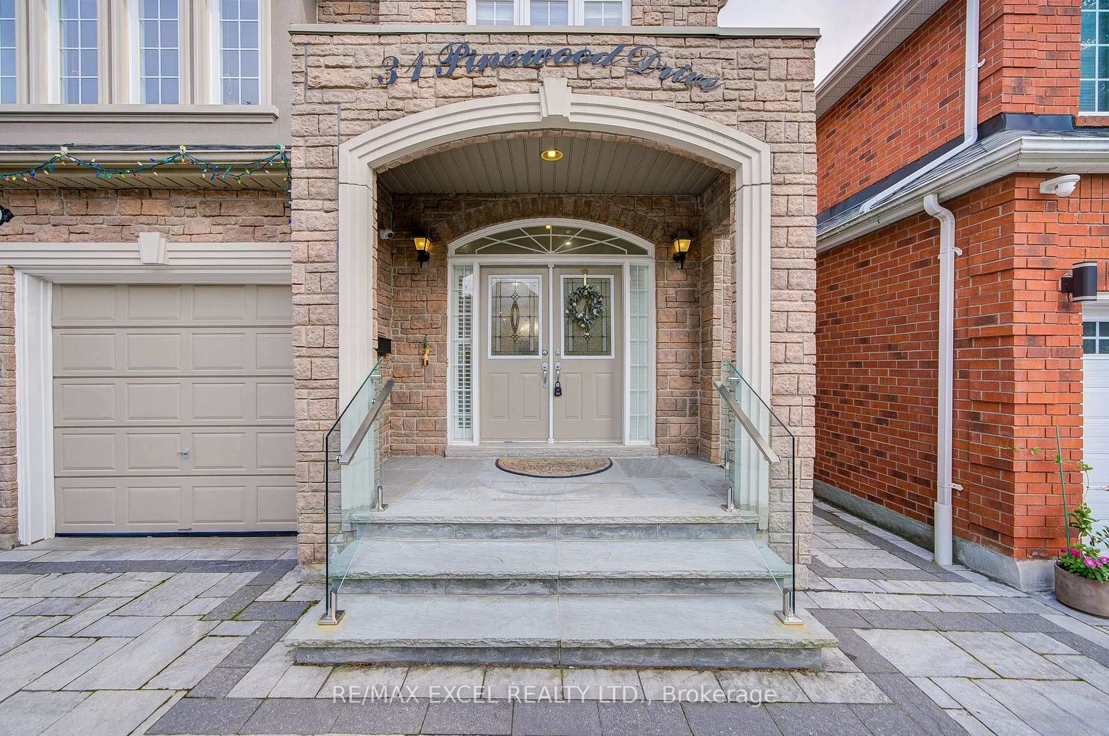 Indoor foyer for 31 Pinewood Dr, Vaughan Ontario L4J 5P4