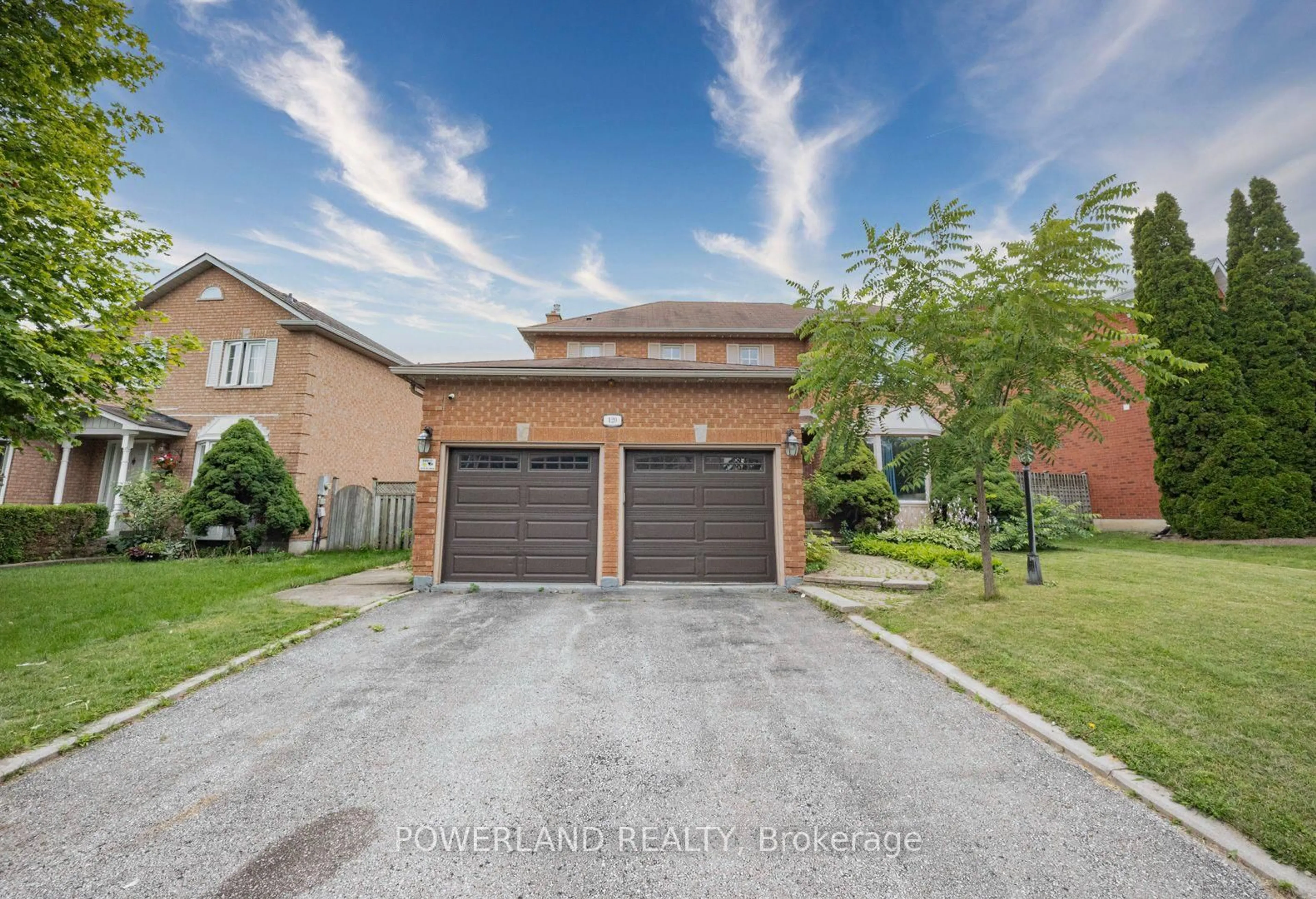 A pic from outside/outdoor area/front of a property/back of a property/a pic from drone, street for 120 Savage Rd, Newmarket Ontario L3X 1R1