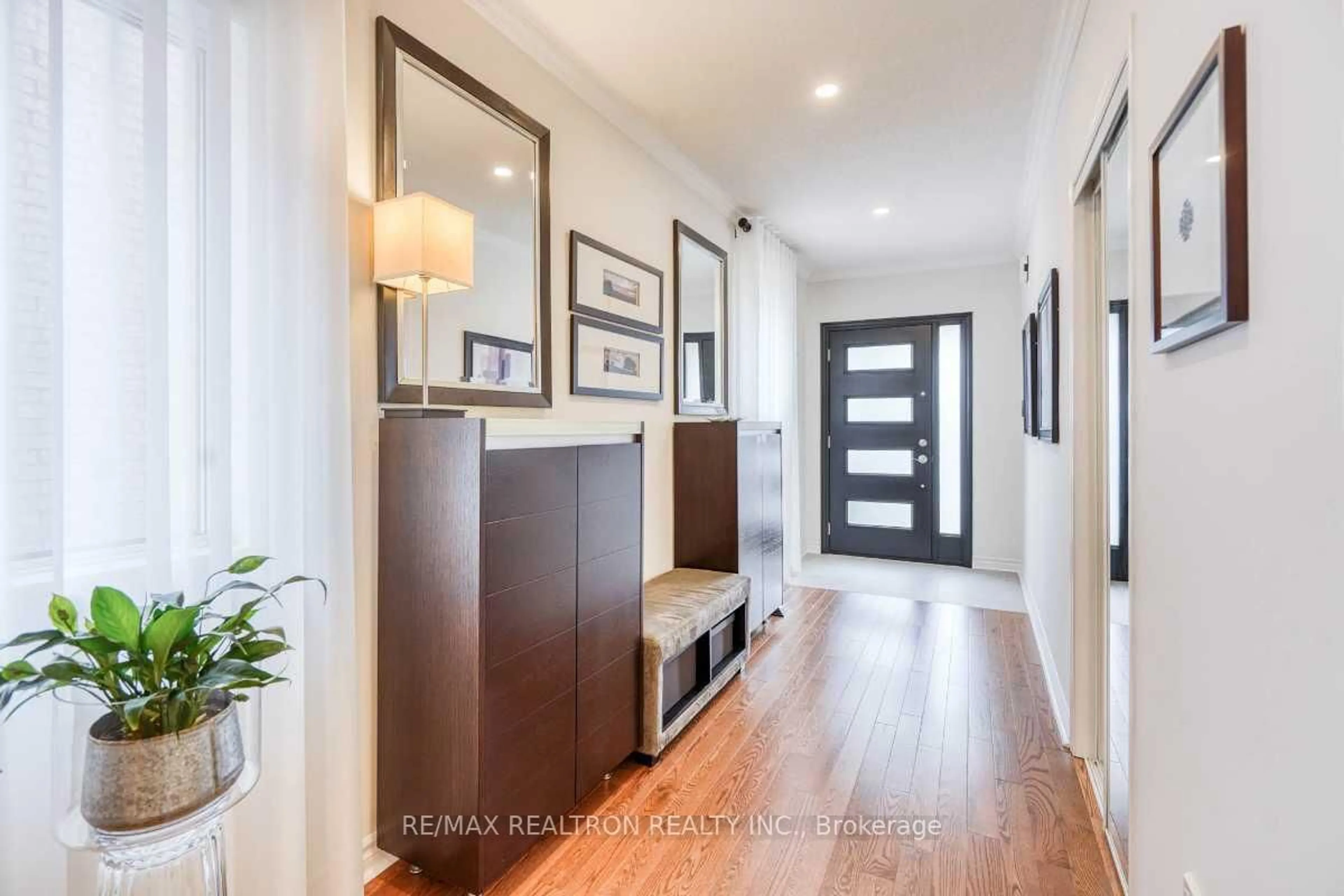Indoor entryway for 44 Salt Creek Ave, Richmond Hill Ontario L4S 1P7