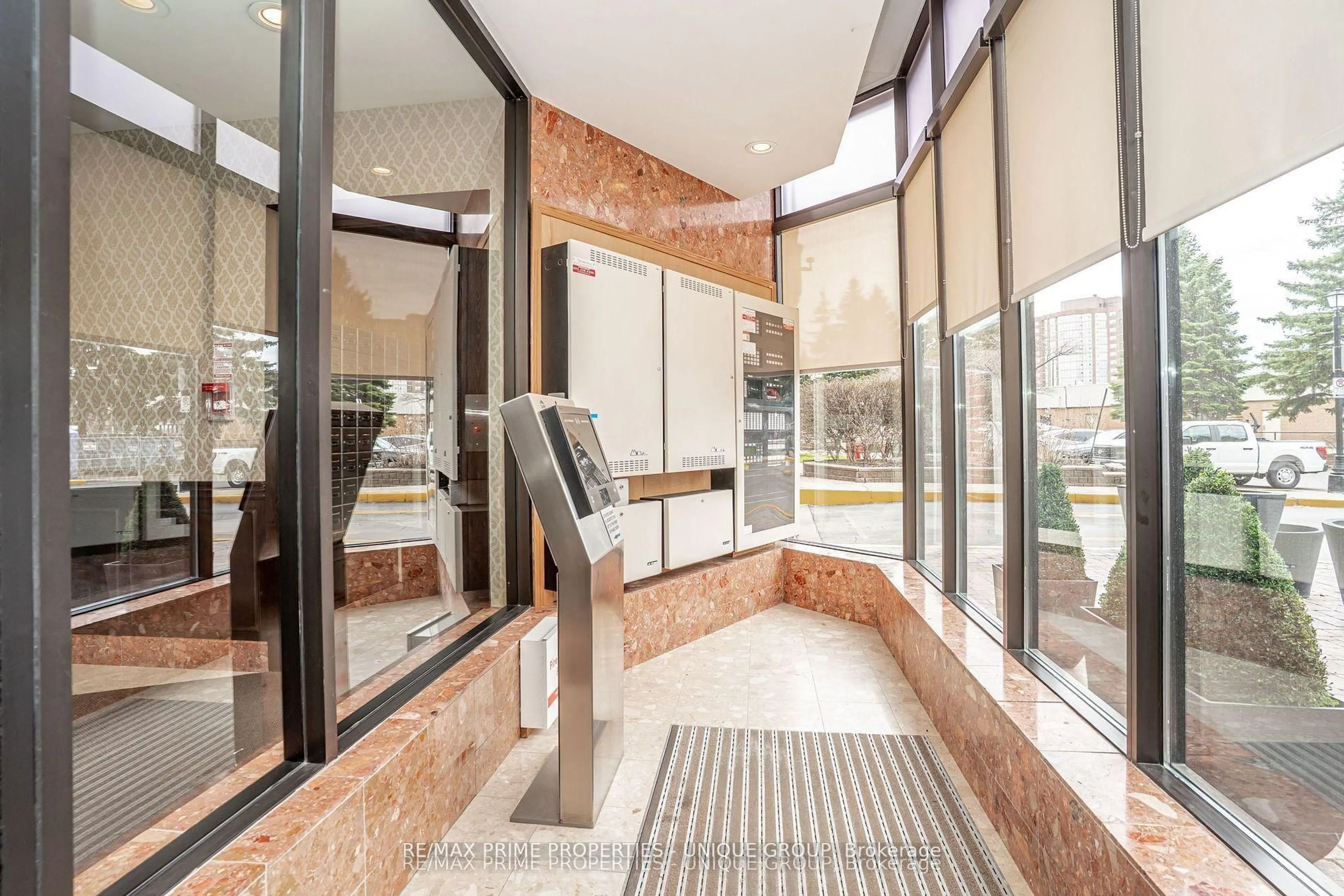 Indoor foyer for 33 Weldrick Rd #209, Richmond Hill Ontario L4C 8W4