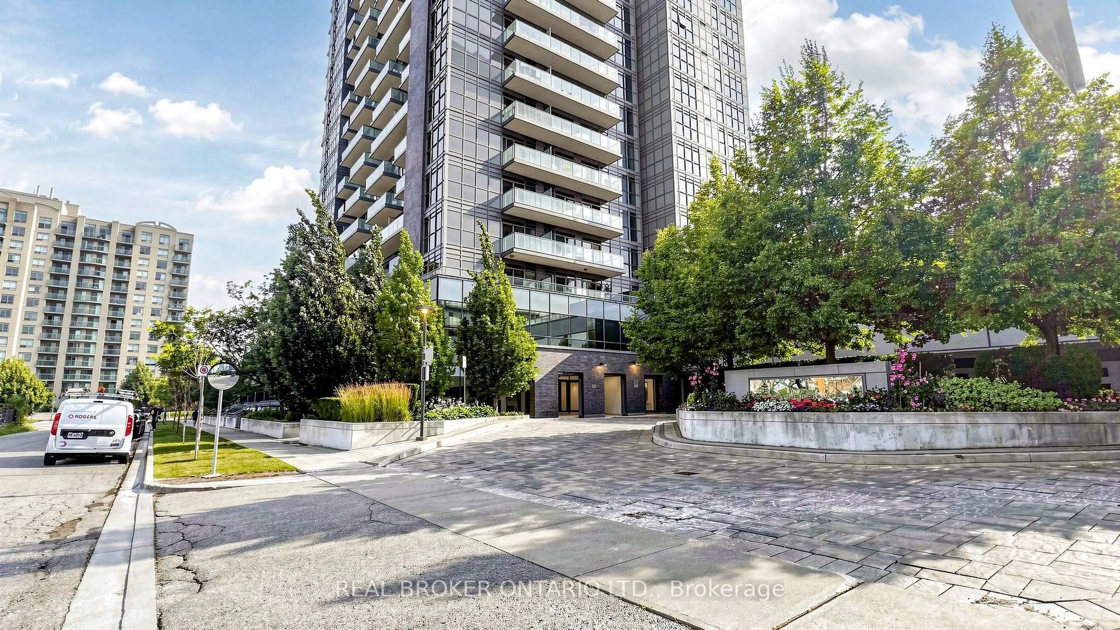Patio, street for 55 Oneida Cres #801, Richmond Hill Ontario L4B 0E8