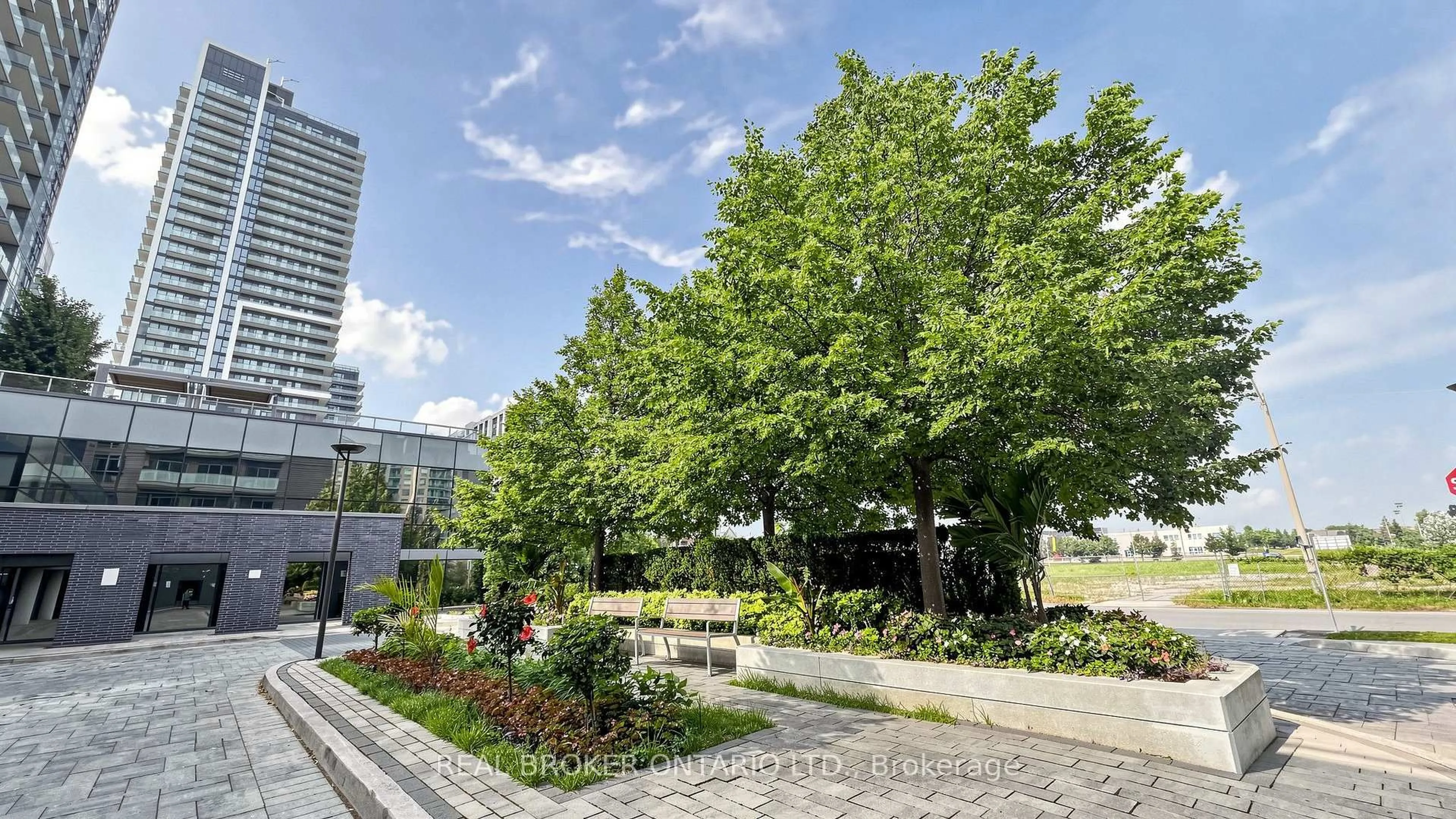 Patio, street for 55 Oneida Cres #801, Richmond Hill Ontario L4B 0E8