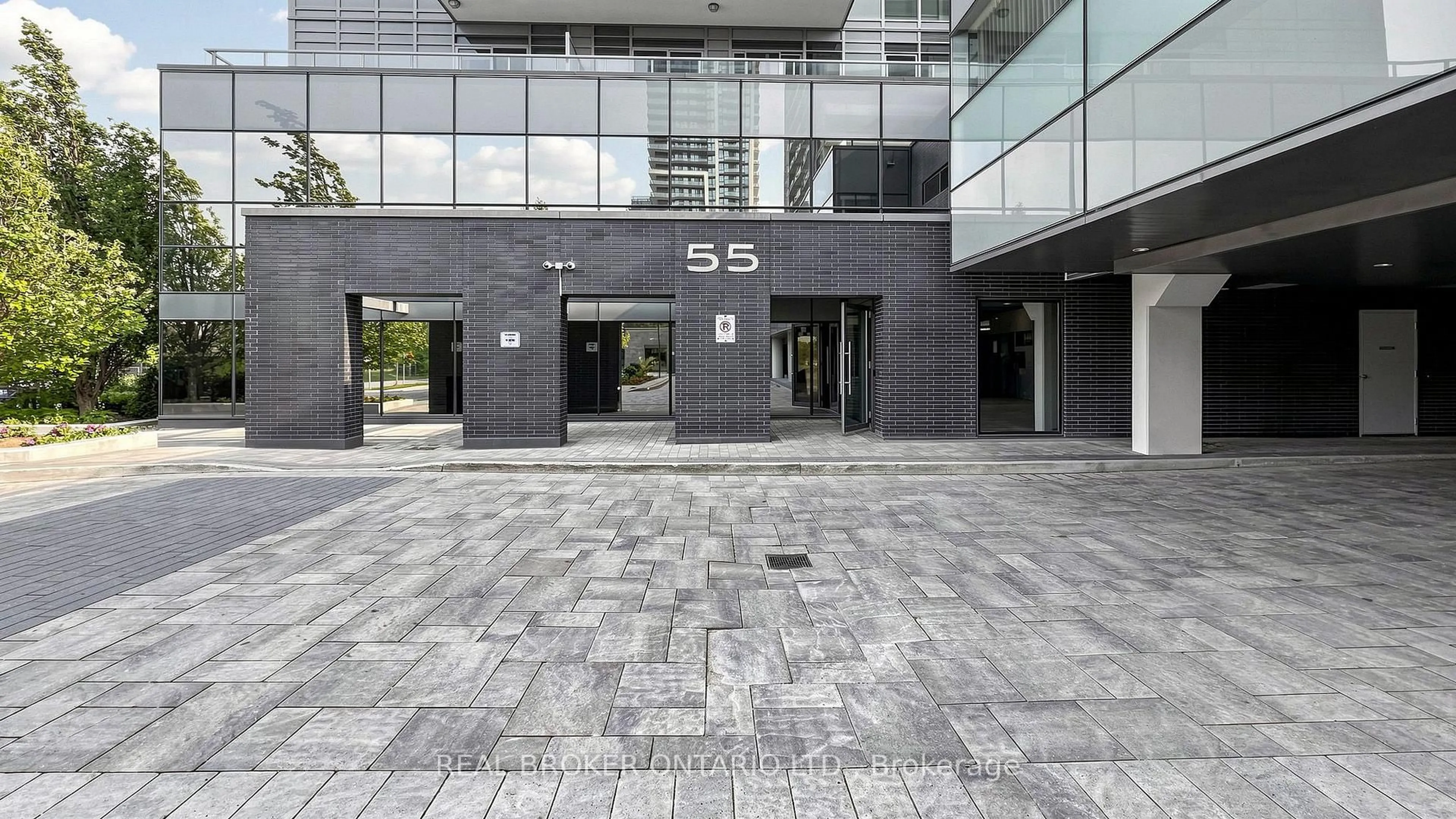 Indoor foyer for 55 Oneida Cres #801, Richmond Hill Ontario L4B 0E8