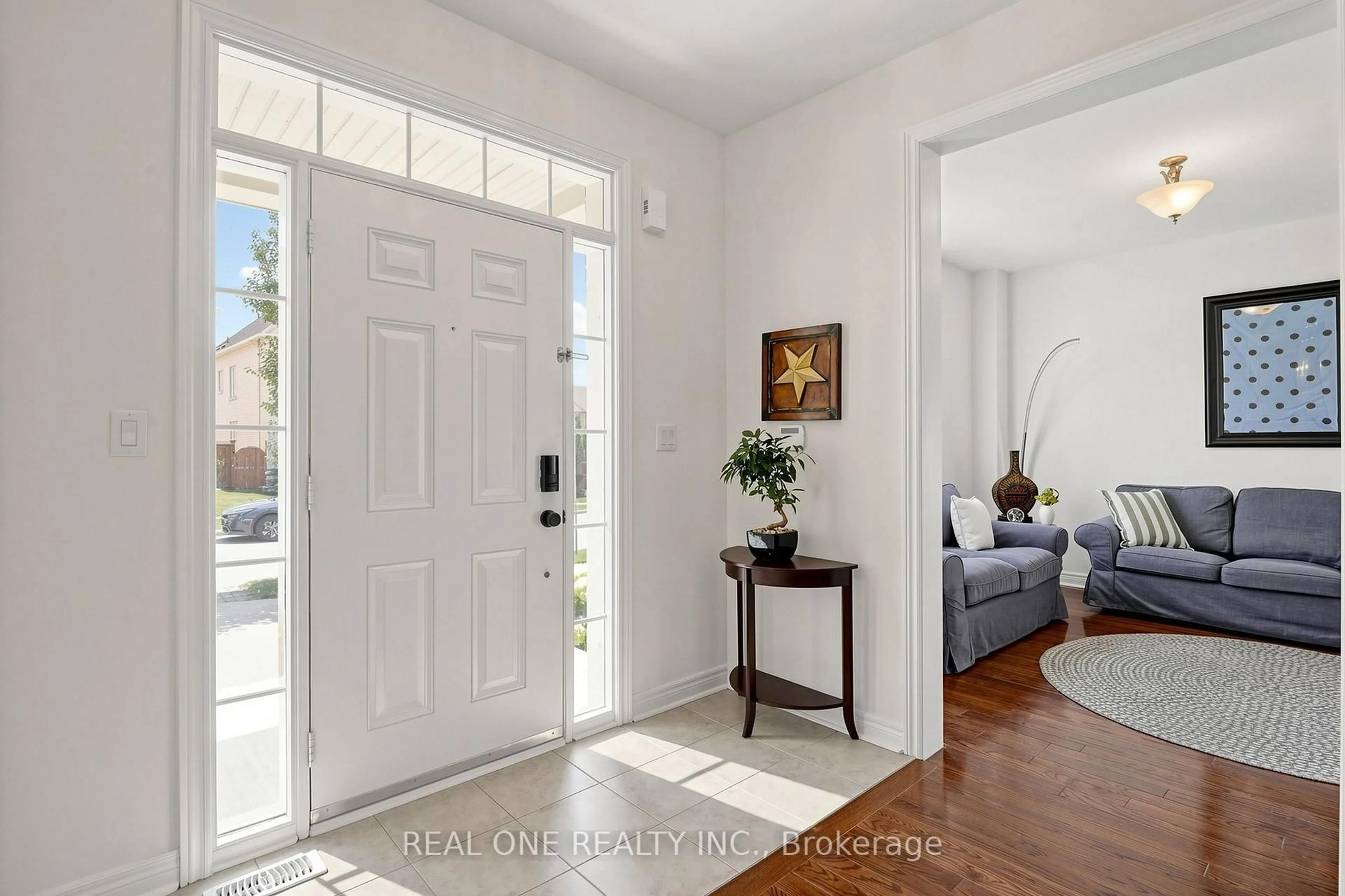 Indoor entryway for 8 Lebarr Rd, Markham Ontario L6C 0J3