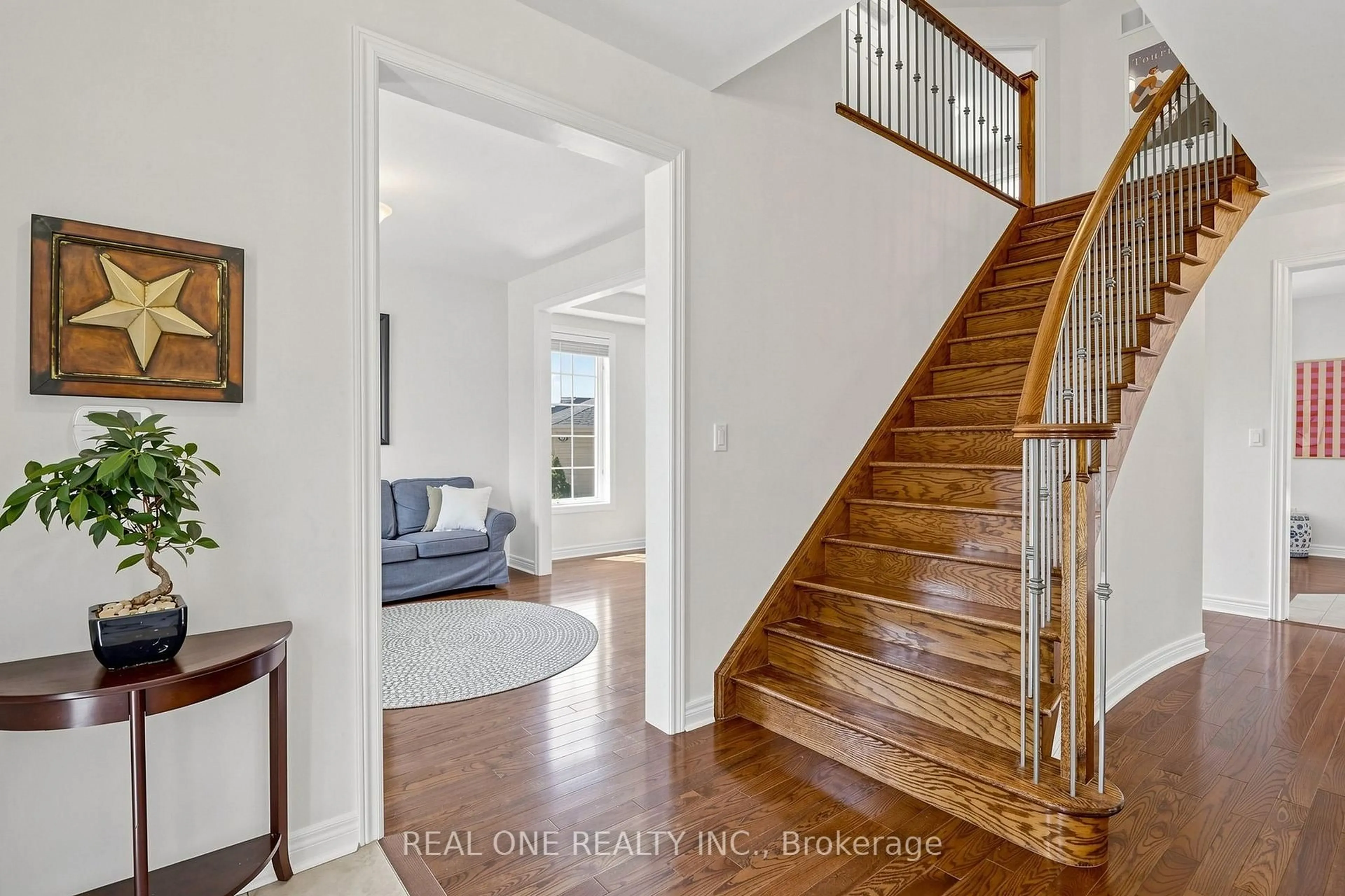 Indoor entryway for 8 Lebarr Rd, Markham Ontario L6C 0J3
