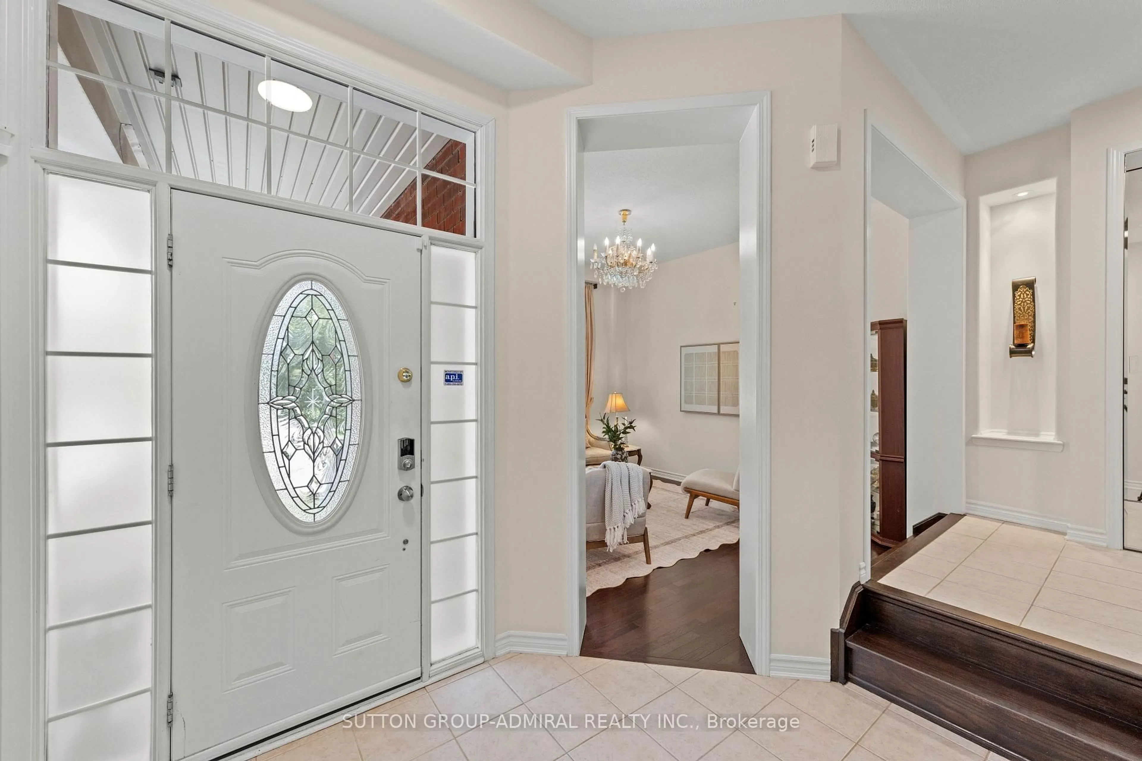 Indoor entryway for 323 Cheryl Mews Blvd, Newmarket Ontario L3X 3J6