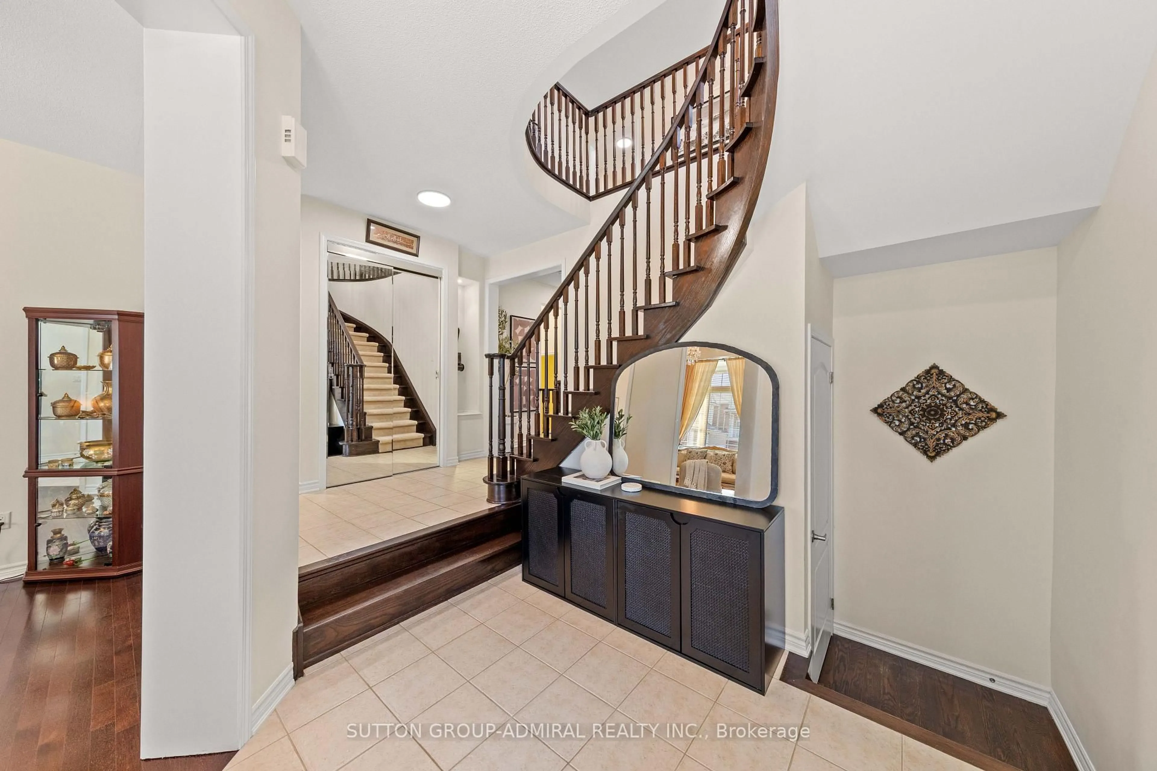 Indoor entryway for 323 Cheryl Mews Blvd, Newmarket Ontario L3X 3J6
