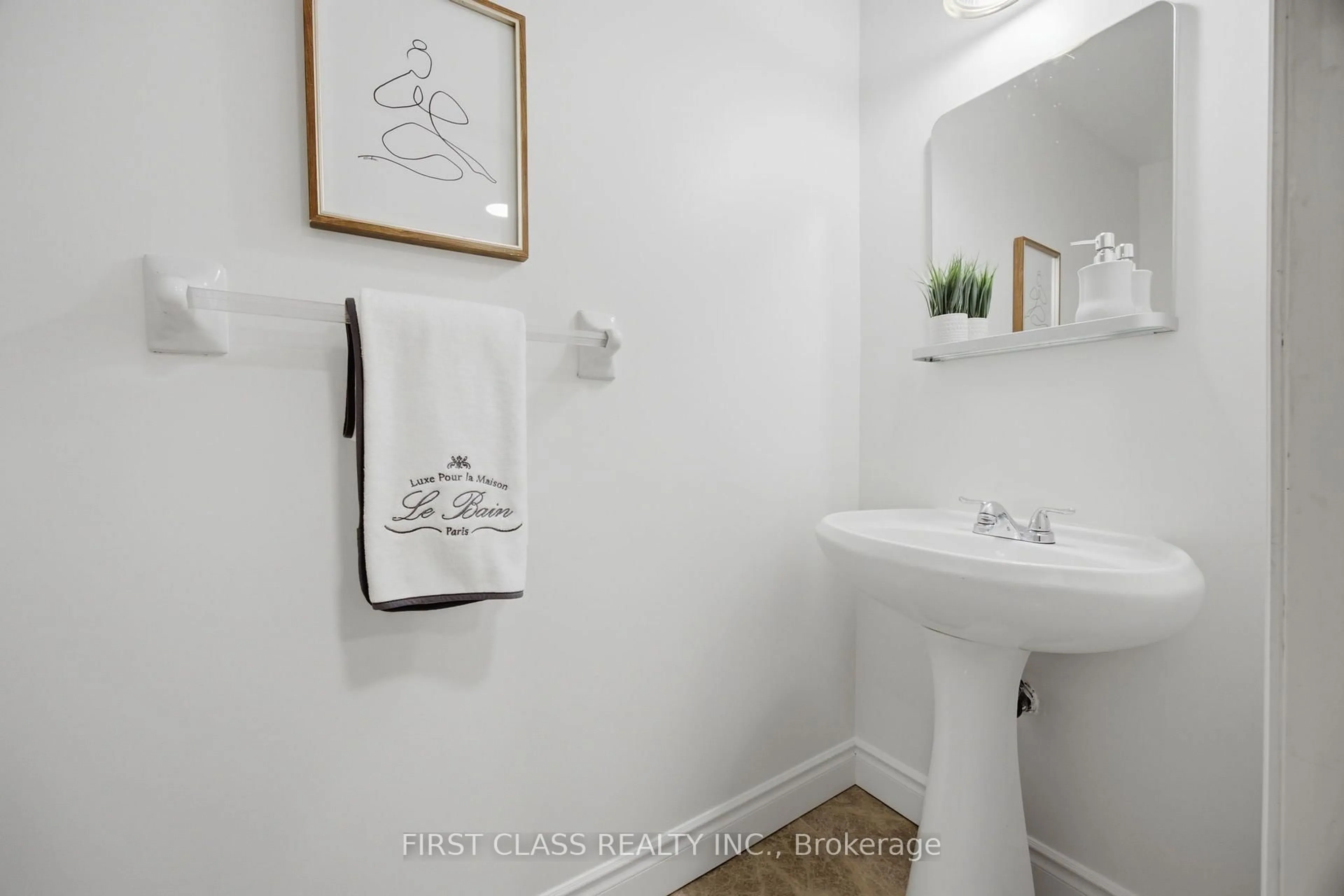 Standard bathroom, ceramic/tile floor for 99 Nottingham Dr, Richmond Hill Ontario L4S 2A1