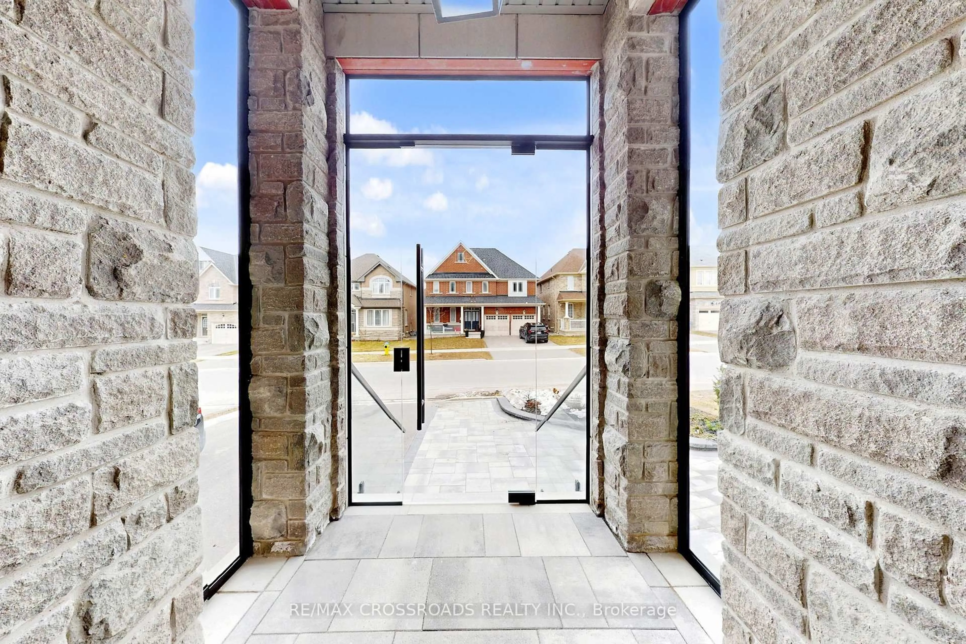 Indoor foyer for 9 KINGKNOLL Cres, Georgina Ontario L4P 0H6