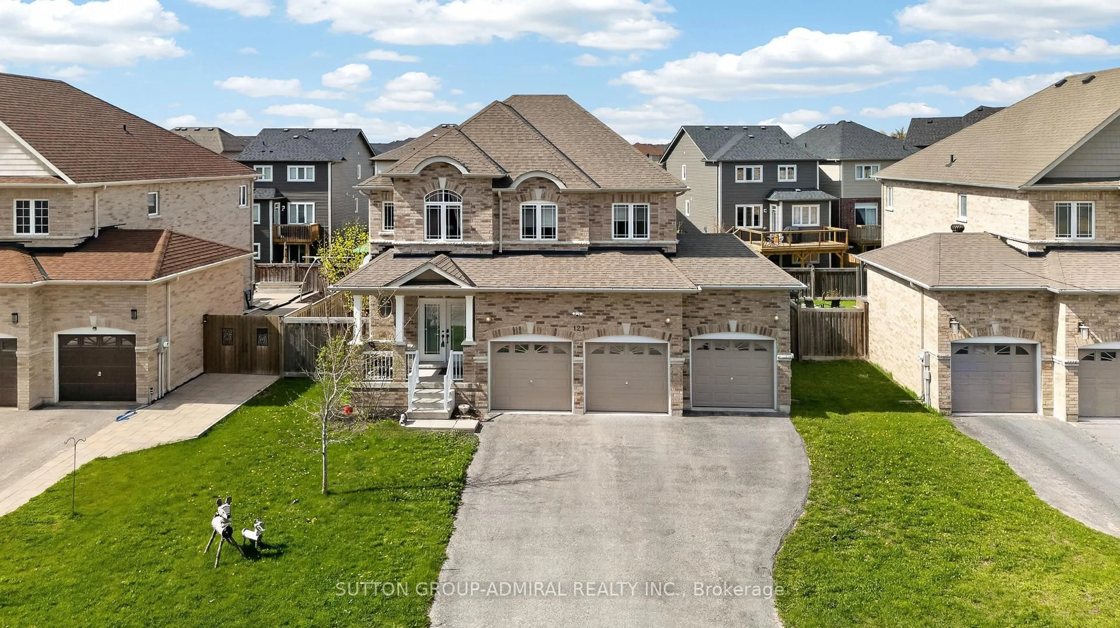 A pic from outside/outdoor area/front of a property/back of a property/a pic from drone, street for 121 Centre St, Essa Ontario L0M 1B0