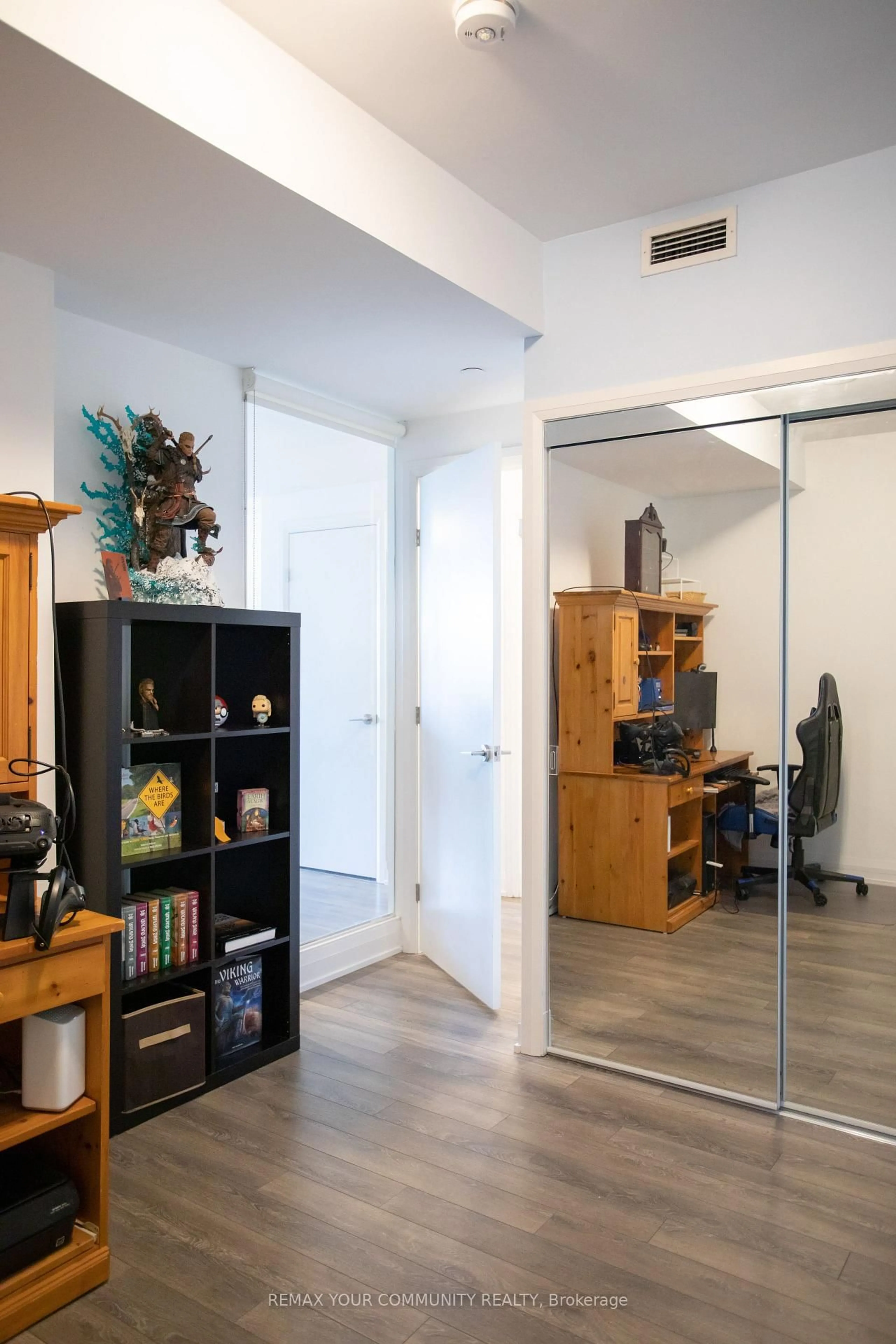 Indoor entryway for 4800 Highway 7 #802, Vaughan Ontario L4L 1H8