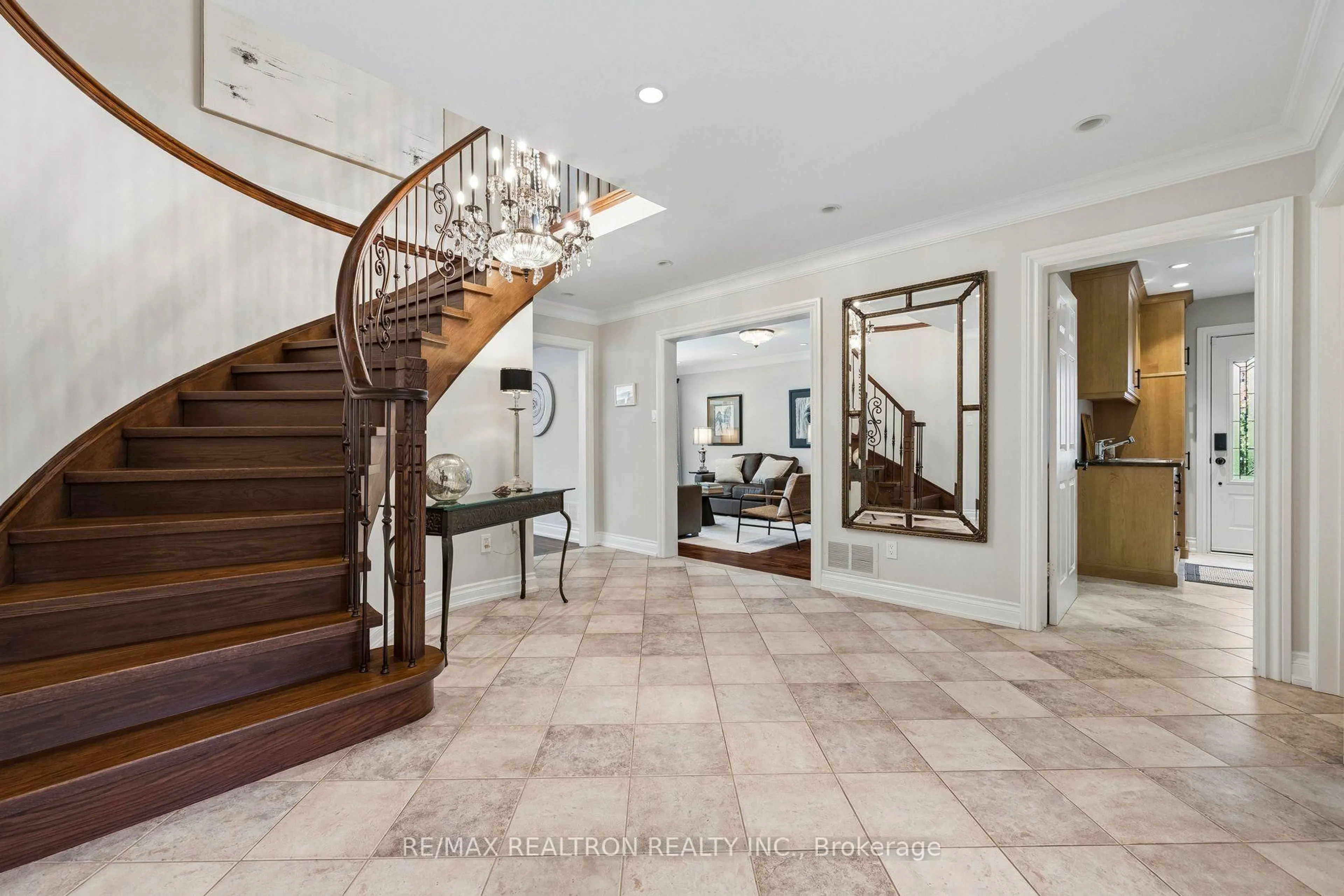 Indoor foyer for 86 Reeve Dr, Markham Ontario L3P 6C4