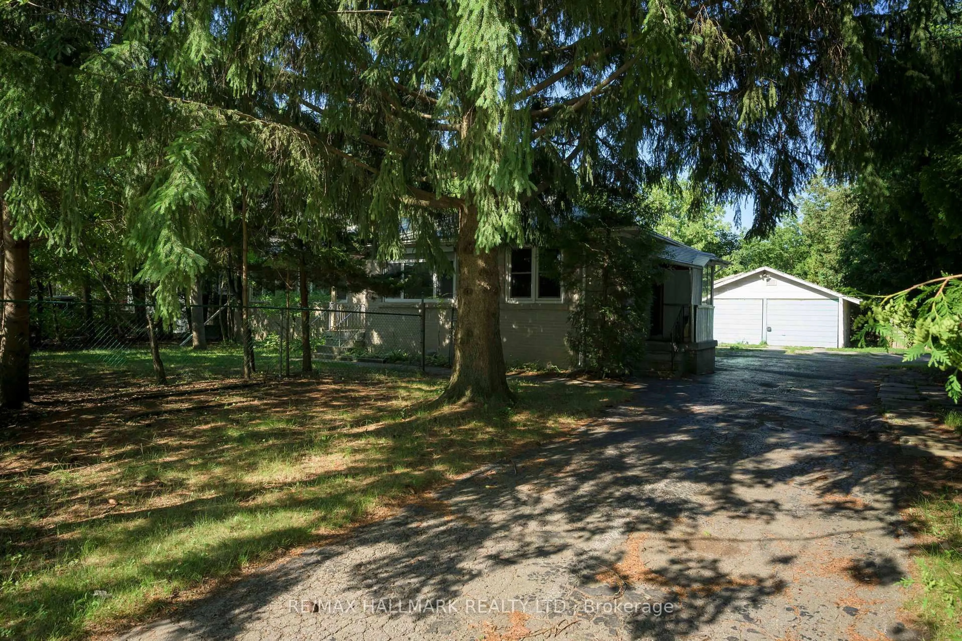 A pic from outside/outdoor area/front of a property/back of a property/a pic from drone, street for 4 Crestview Rd, King Ontario L0G 1N0