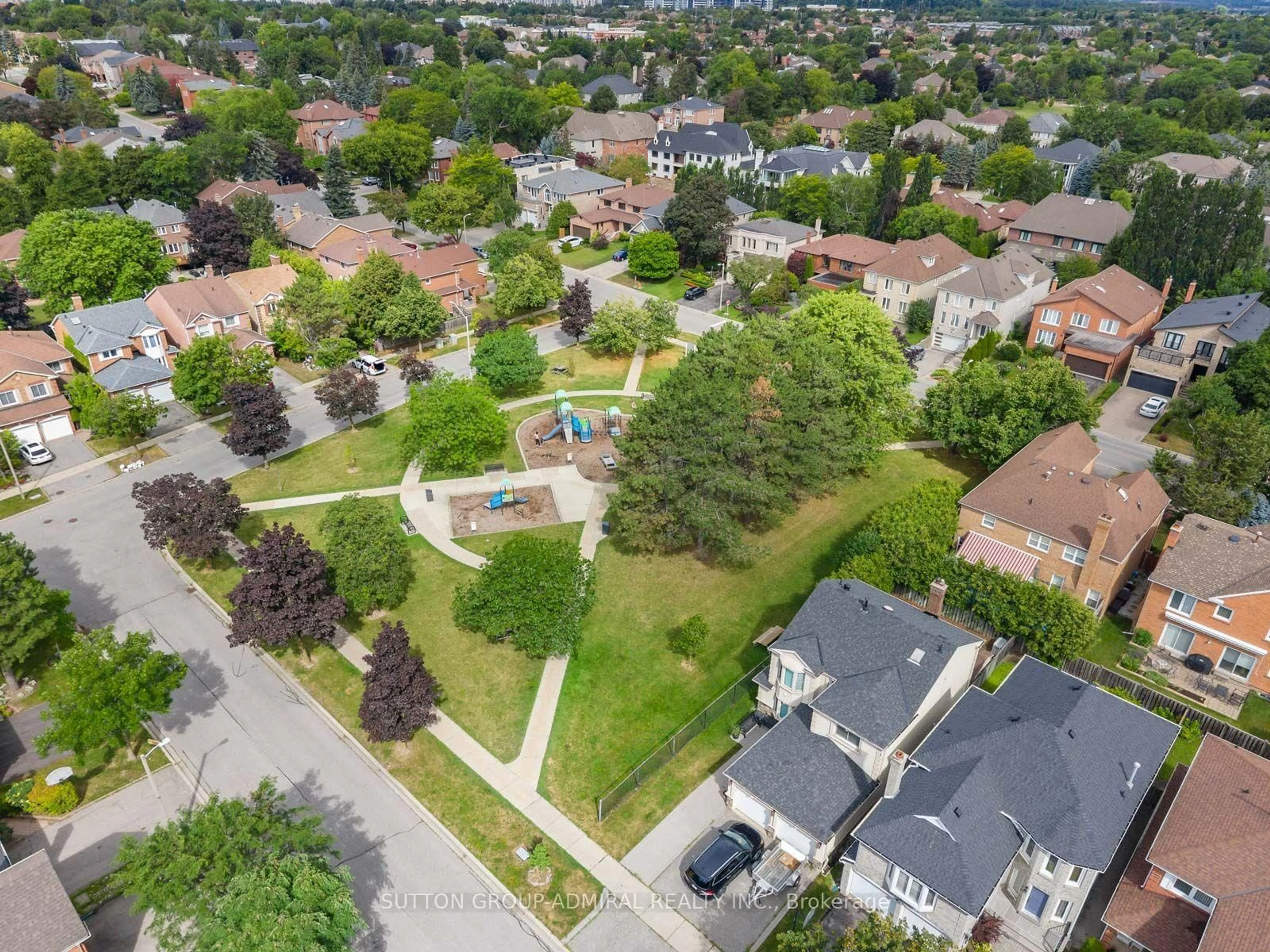 A pic from outside/outdoor area/front of a property/back of a property/a pic from drone, street for 19 Jessica Gdns, Vaughan Ontario L4J 3G1