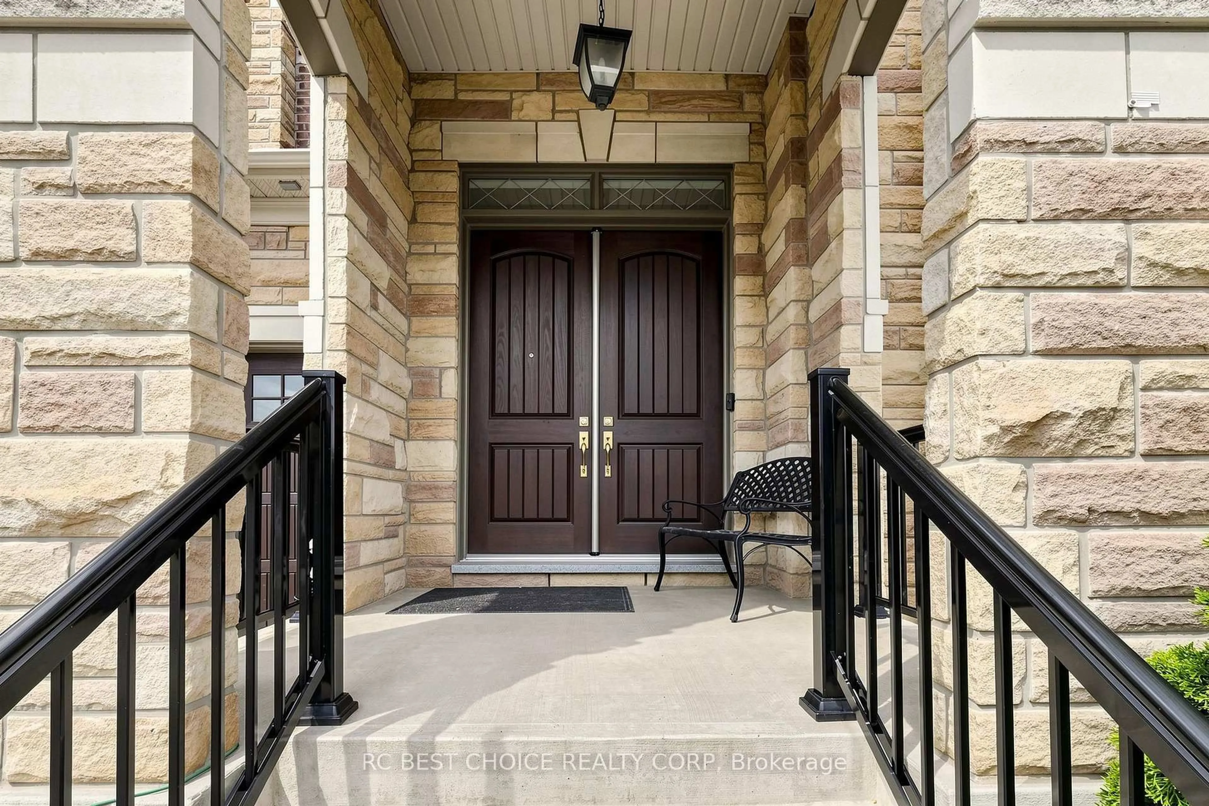 Indoor entryway for 10 Ridgepoint Rd, Vaughan Ontario L4H 4V2