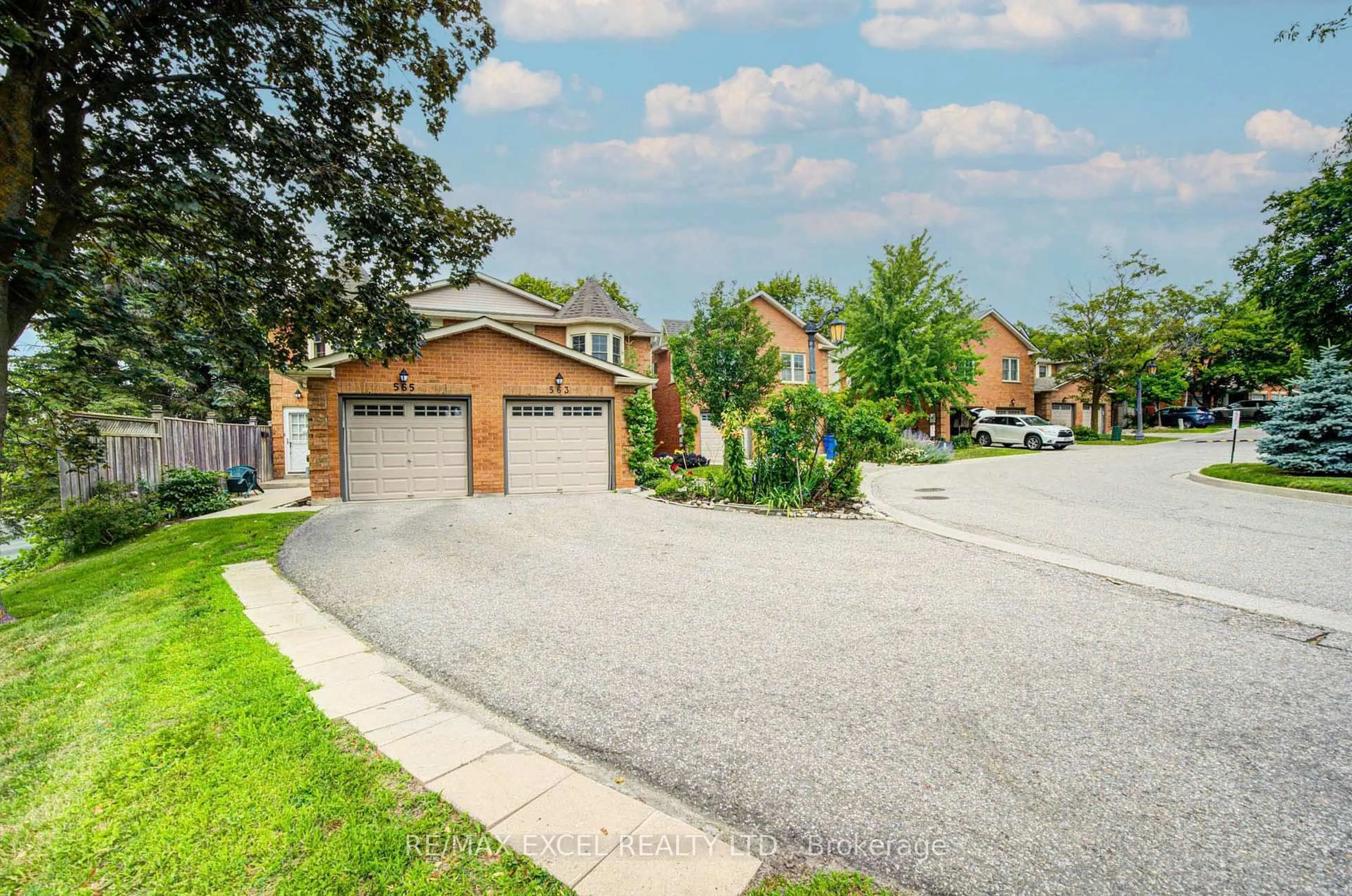 A pic from outside/outdoor area/front of a property/back of a property/a pic from drone, street for 563 Tara Hill Circ, Aurora Ontario L4G 6G9
