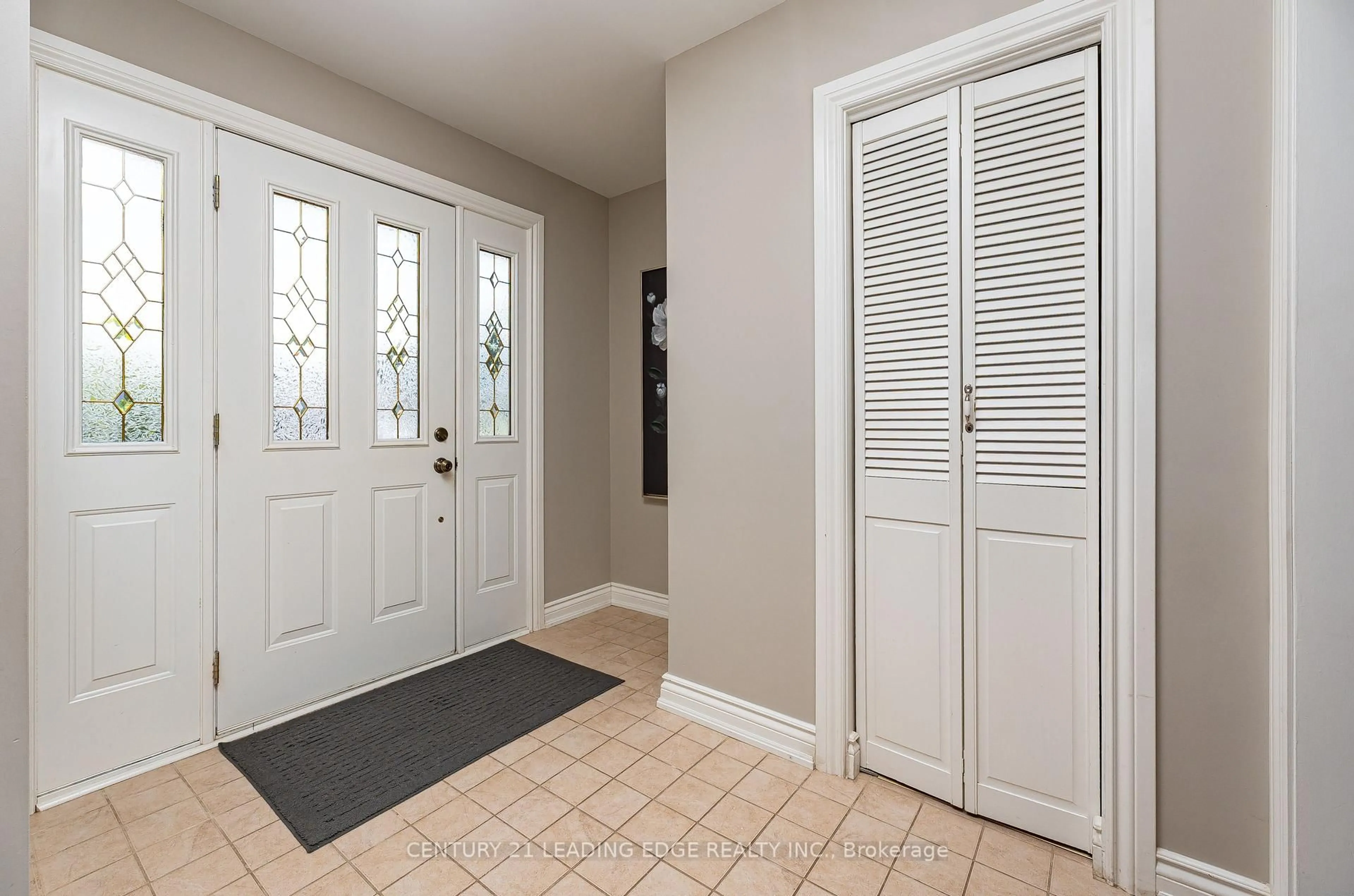 Indoor entryway for 120 Sherwood Forest Dr, Markham Ontario L3P 1R1