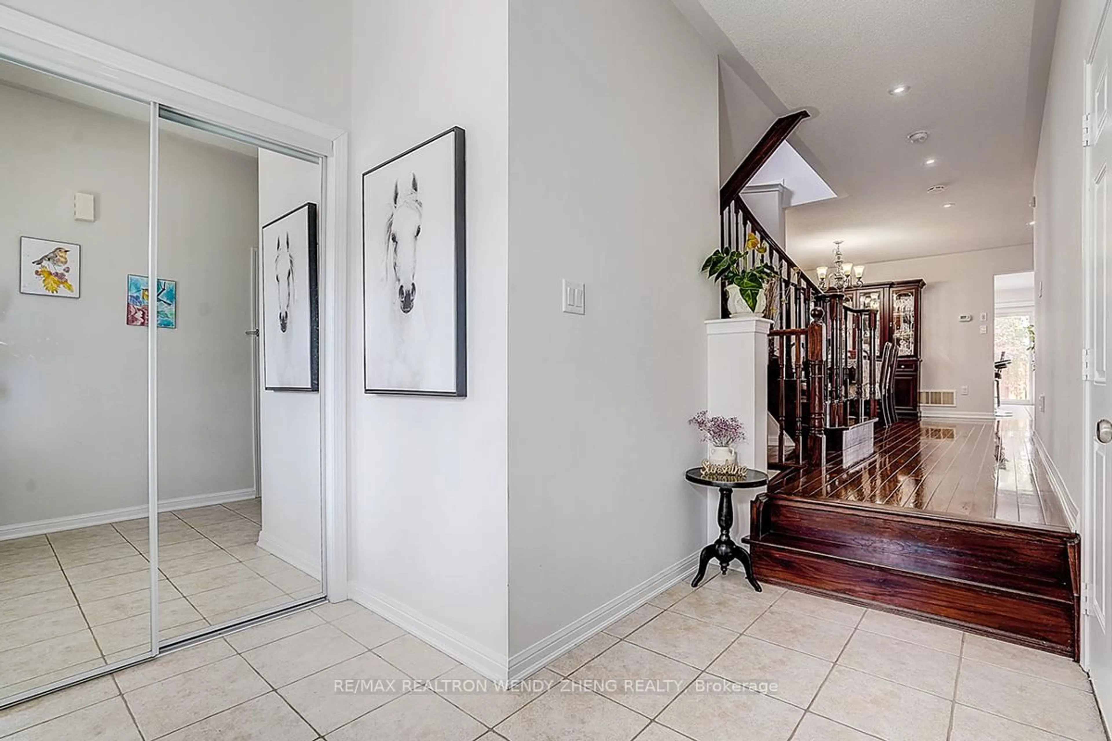 Indoor foyer for 10 Collie Cres, Whitchurch-Stouffville Ontario L4A 0V8