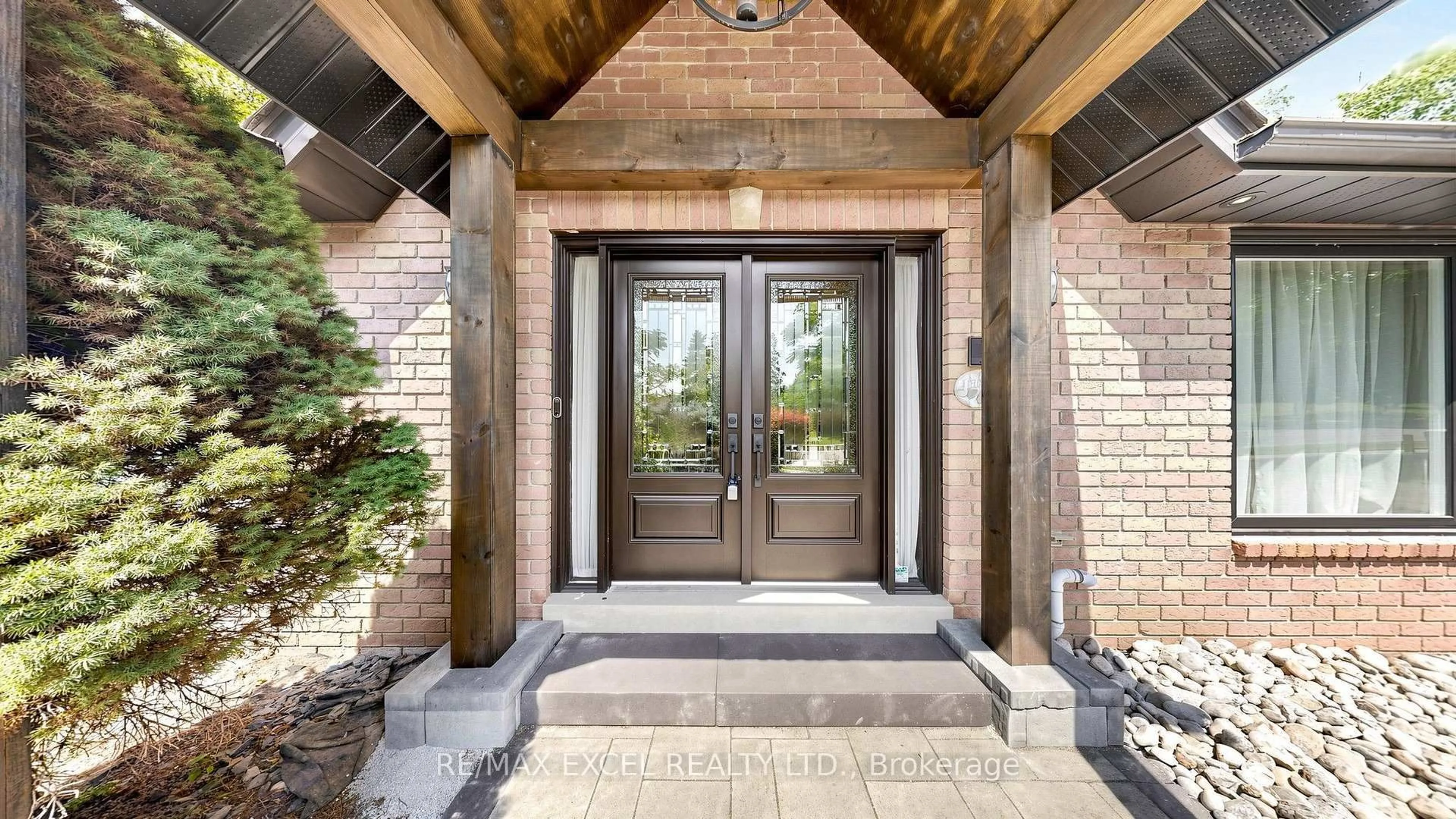 Indoor entryway for 45 Pineneedle Dr, Aurora Ontario L4G 4Y6