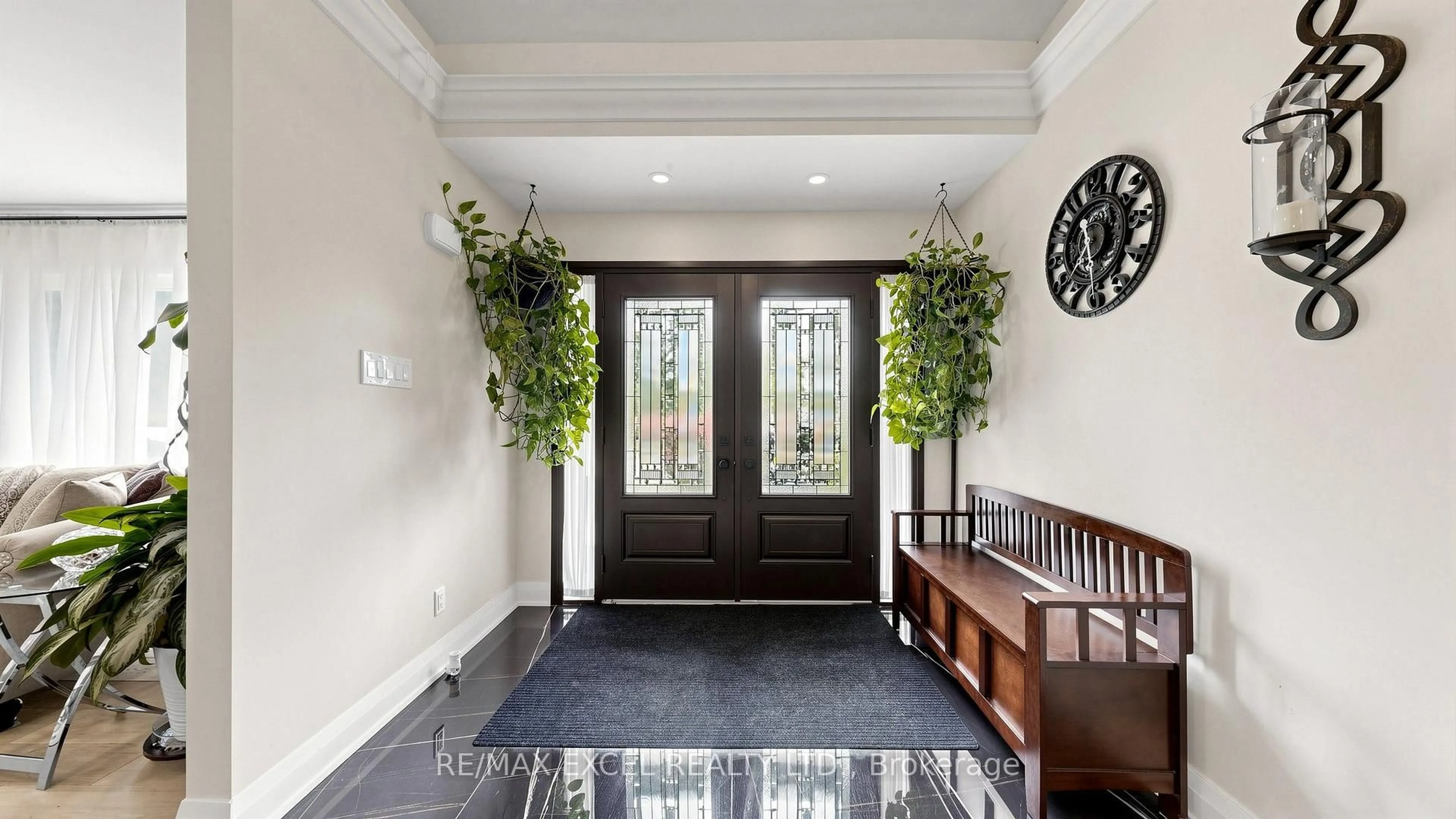 Indoor entryway for 45 Pineneedle Dr, Aurora Ontario L4G 4Y6