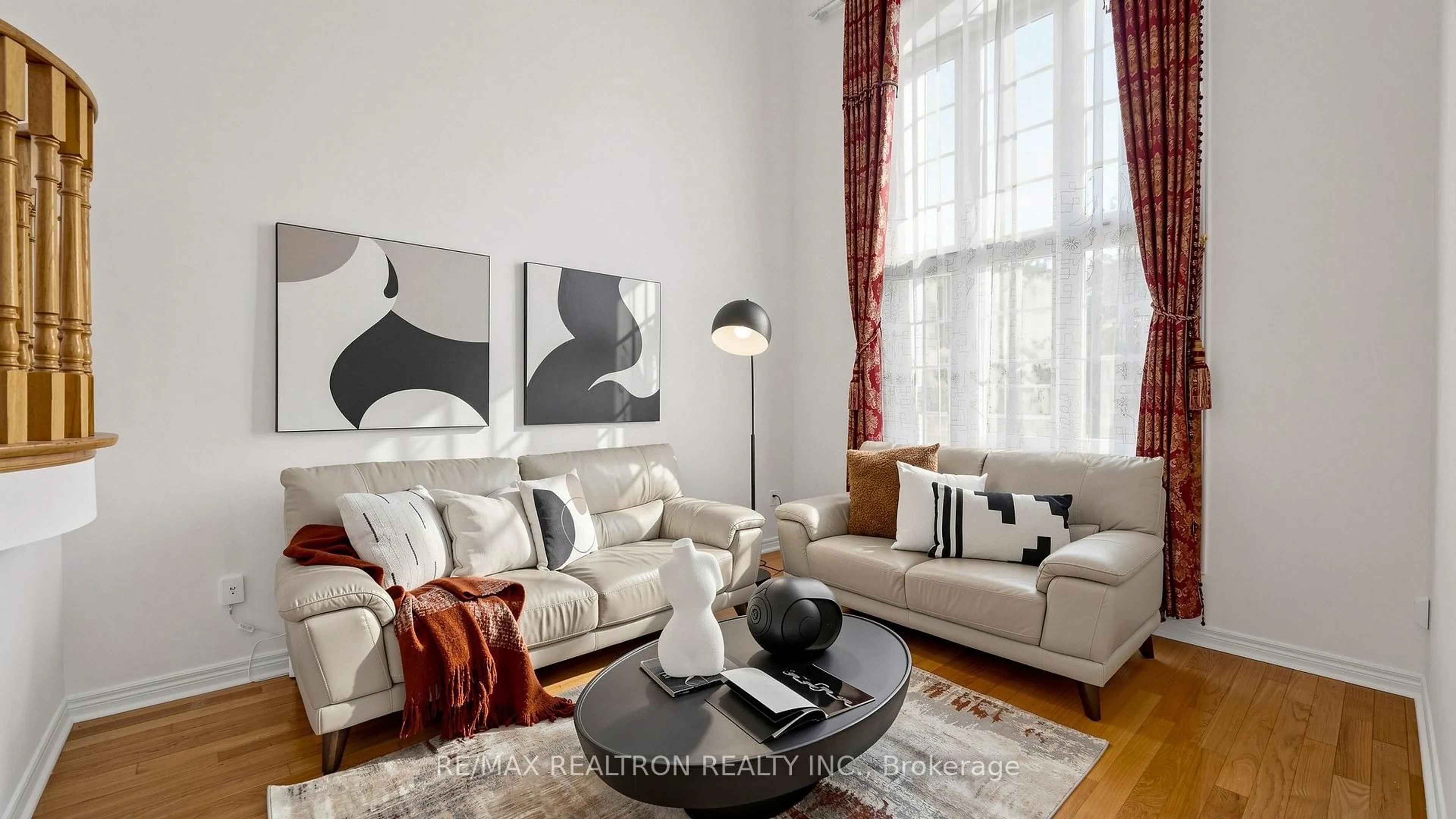 Living room with furniture, unknown for 10 Fountain Crt, Richmond Hill Ontario L4S 2K4