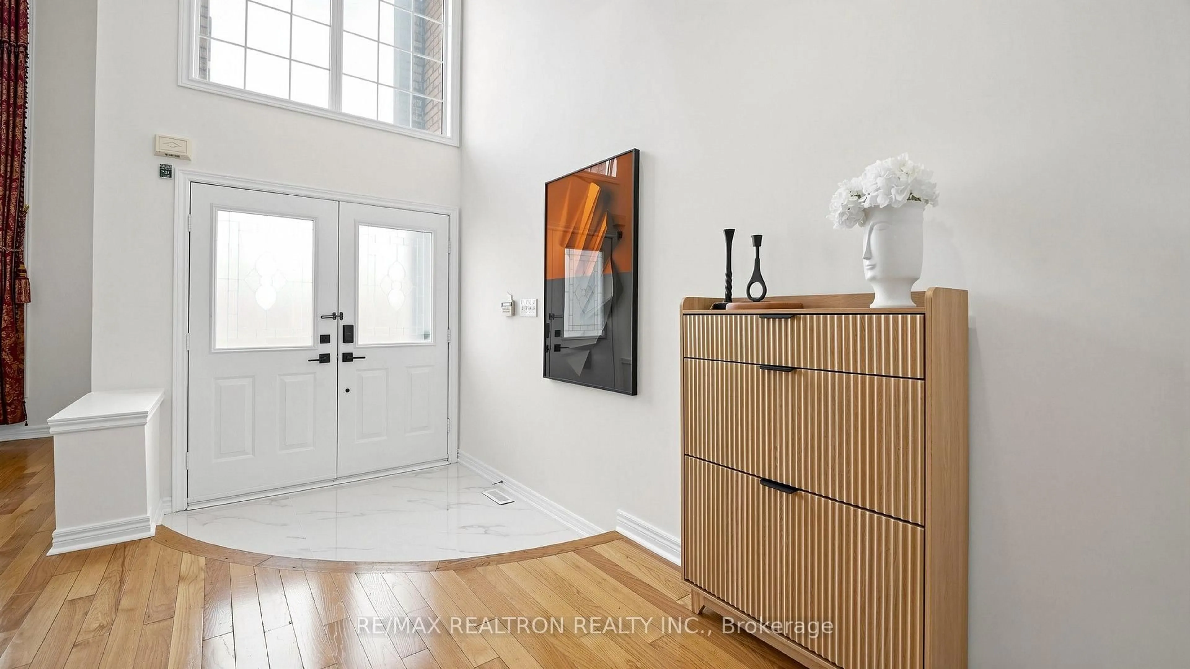 Indoor entryway for 10 Fountain Crt, Richmond Hill Ontario L4S 2K4